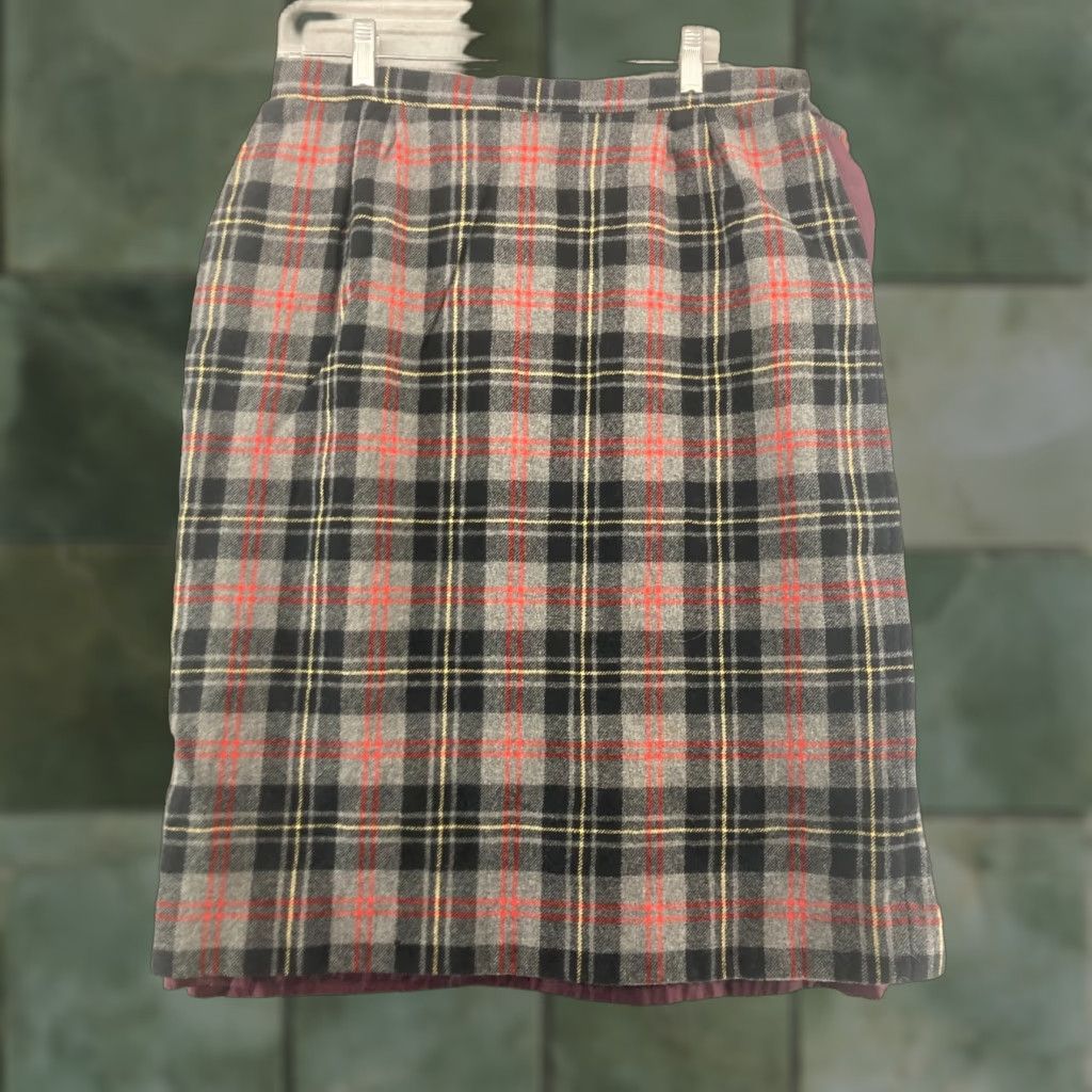 Pendleton VINTAGE Pendleton Wool Skirt Women's Large Tartan Plaid 80s Wool Casual Country Black Red Size 36" / US 14 / IT 50 - 1 Thumbnail