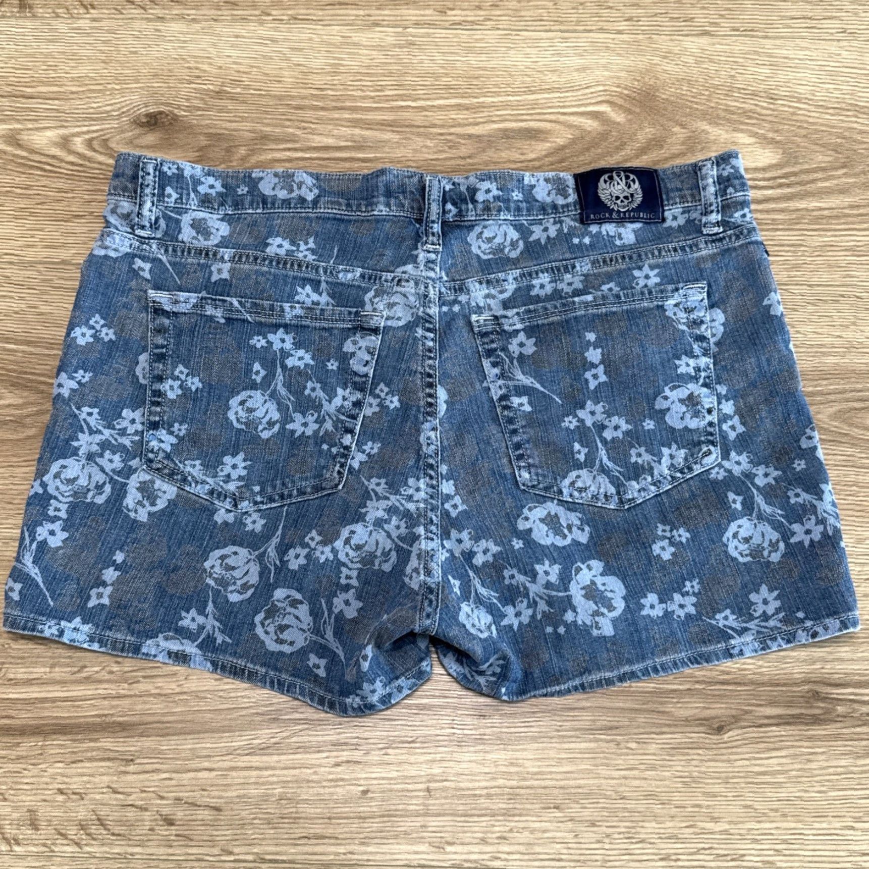 Vintage VINTAGE Rock & Republic Women's Jean Shorts 16 Floral Print Stretch Denim Mid Rise 8.5-10.5in Summer Casual Size 38" / US 16 / IT 52 - 7 Thumbnail