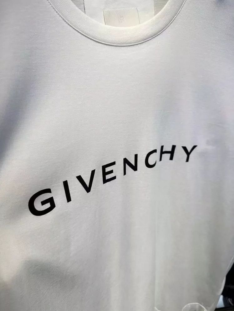 Givenchy Givenchy Brand new short-sleeve T-shirt Size US S / EU 44-46 / 1 - 2 Thumbnail