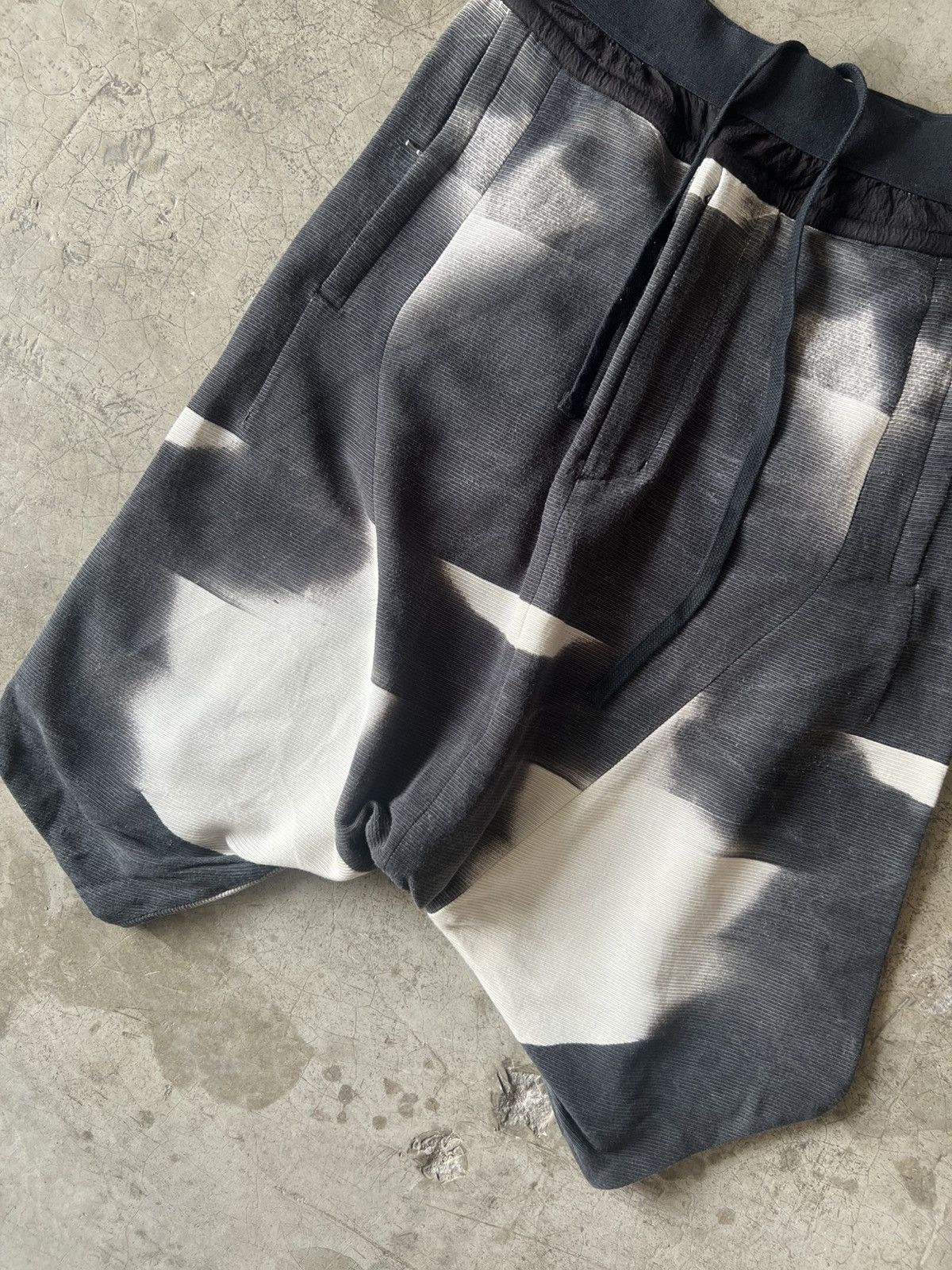 Julius Julius 7 - S/S14 “Ghost” - Geometric Drop Crotch Short Size US 30 / EU 46 - 4 Thumbnail