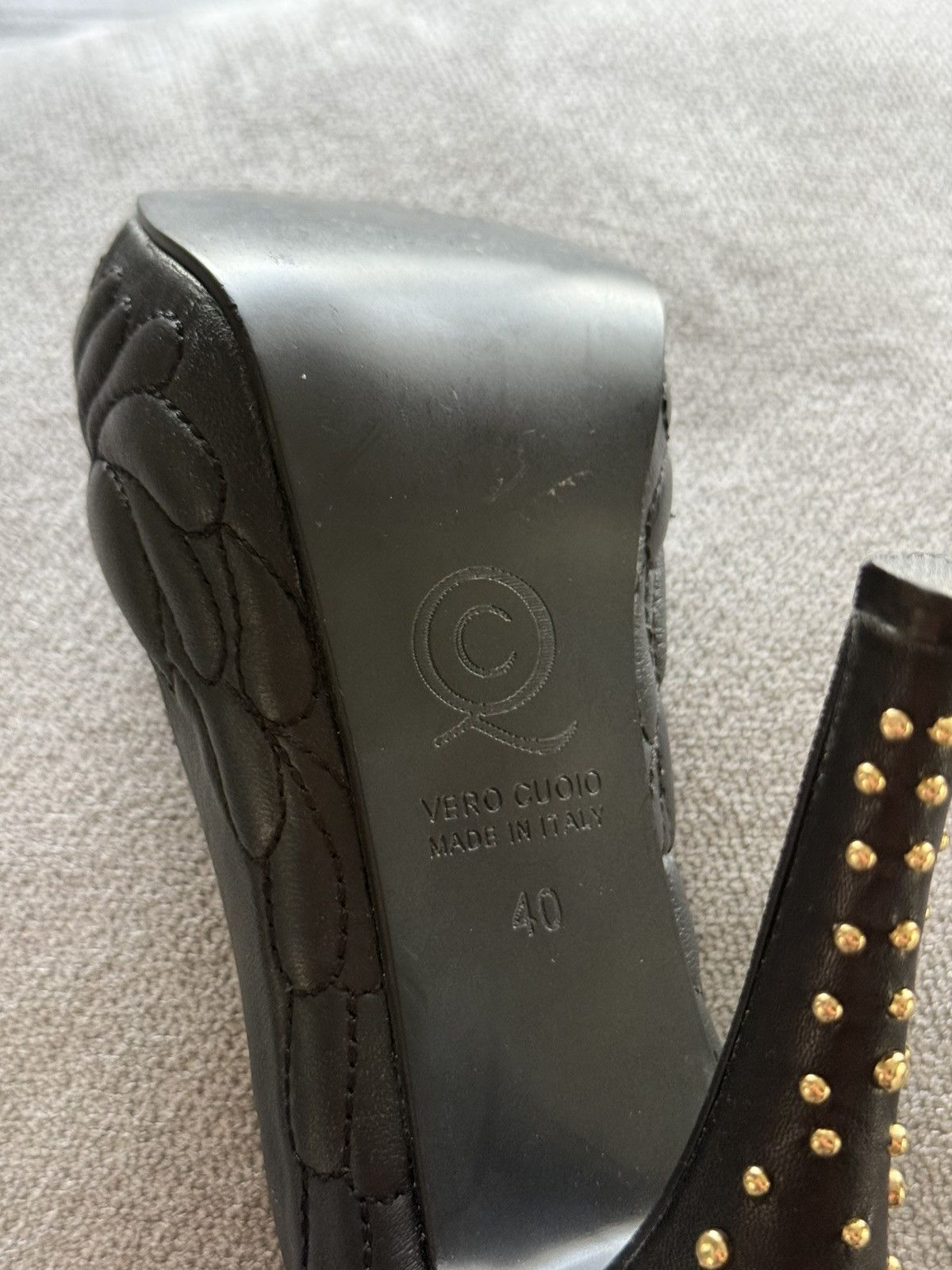 Alexander McQueen Alexander McQueen Gold Skull Black Leather Pumps Size US 10 / IT 40 - 12 Thumbnail