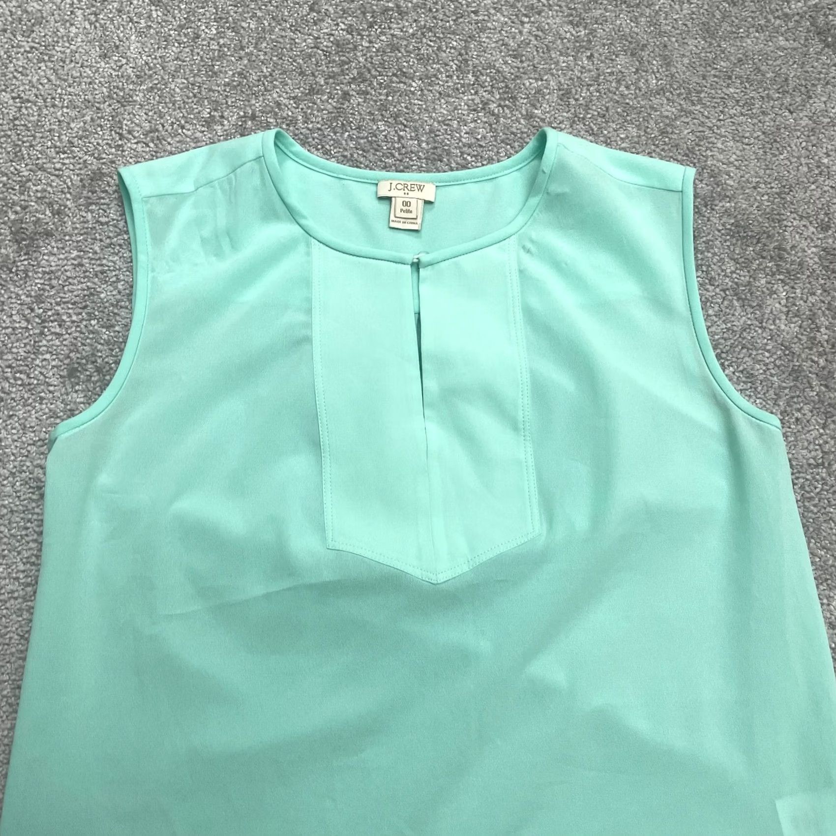 J.Crew J. Crew Drapey Keyhole Chiffon Tank Top Womens 00 Petite Green Sleeveless Casual Tank Shirt Petite Green Womens Size XXS / US 00 / IT 34 - 3 Thumbnail
