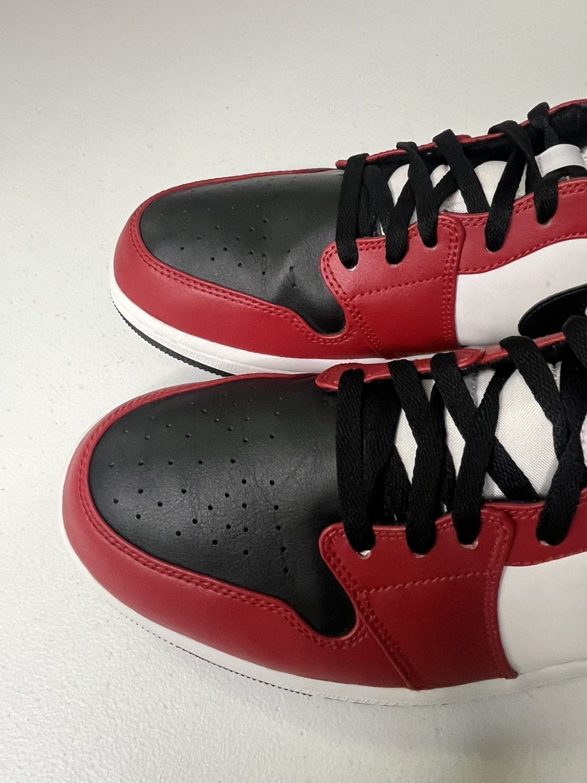 Nike Nike Air Jordan 1 Mid Chicago Black Toe Size 14 Size US 14 / EU 47 - 4 Thumbnail