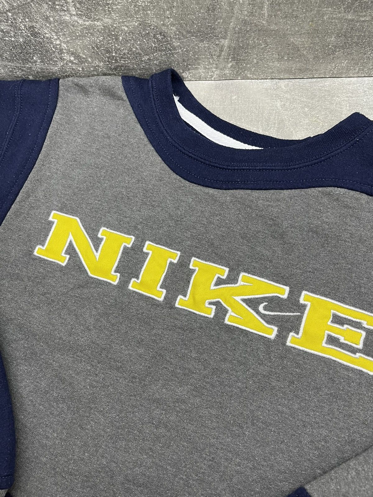 Nike × Vintage Nike center logo 90s vintage sweatshirt size L Size US L / EU 52-54 / 3 - 10 Thumbnail