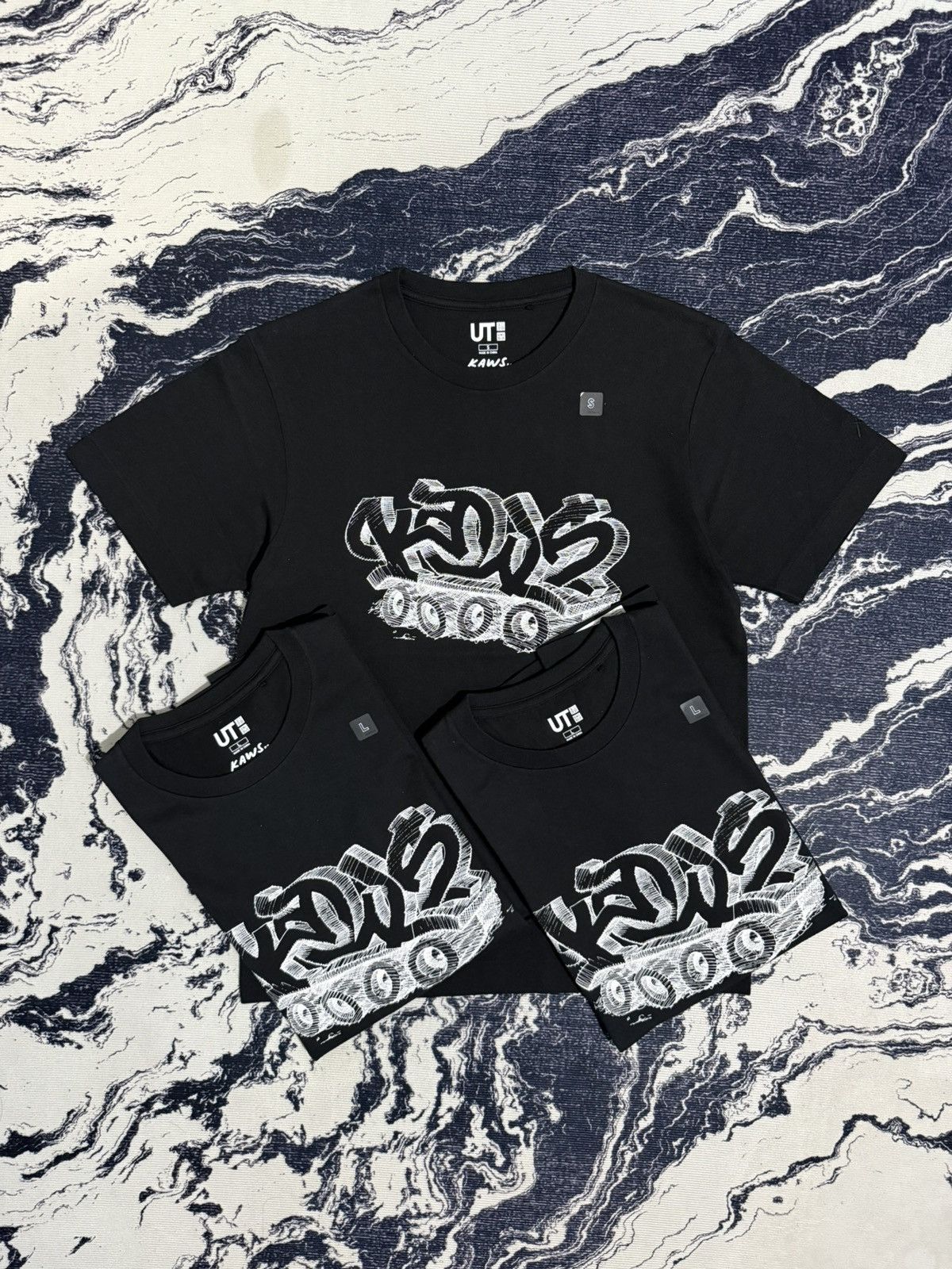 Kaws Uniqlo x kaws t shirt Size US L / EU 52-54 / 3 - 1 Thumbnail