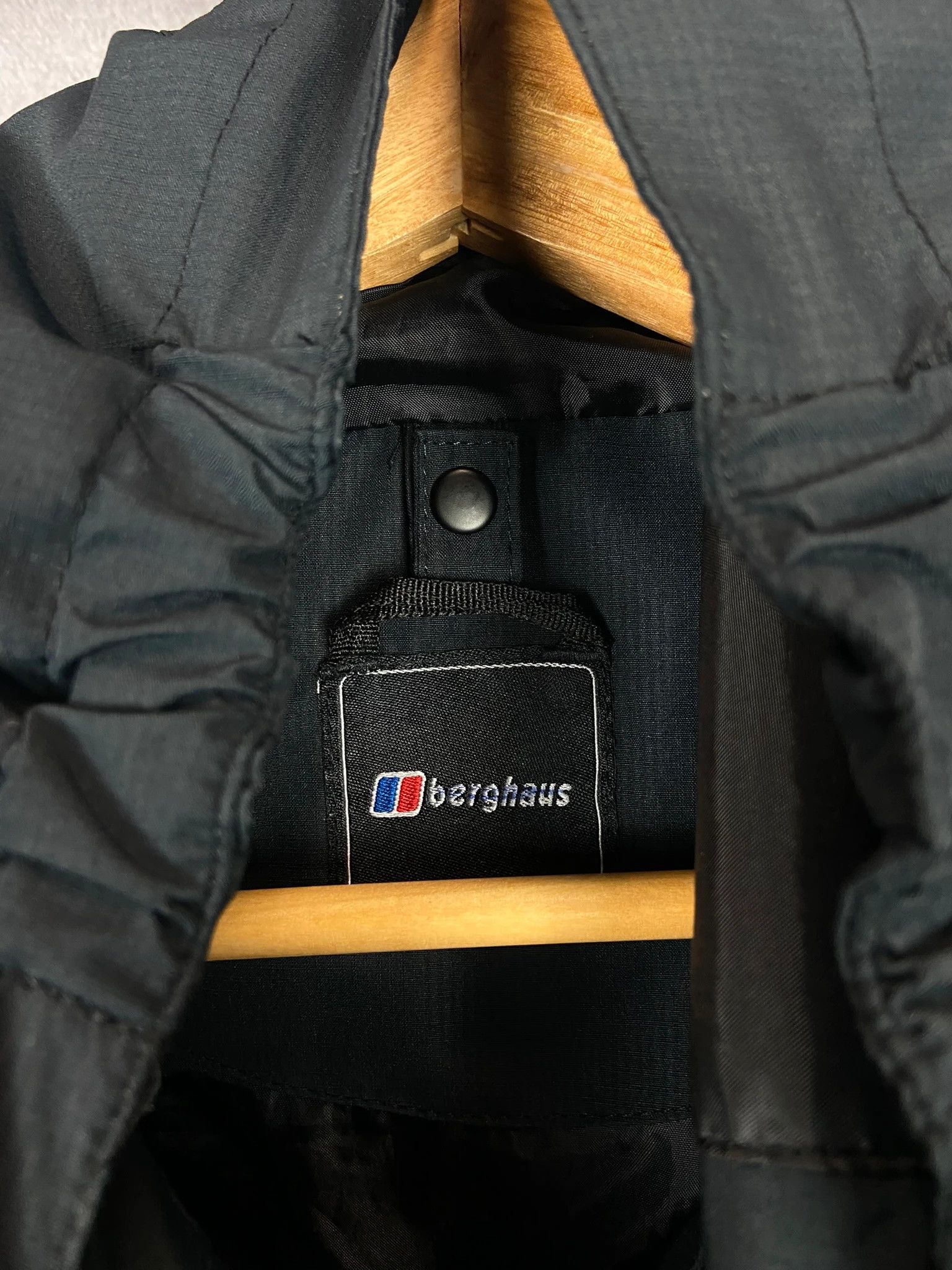 Berghaus Berghaus Black Waterproof Windbreaker Jacket S Outdoor Tech Size US S / EU 44-46 / 1 - 3 Thumbnail