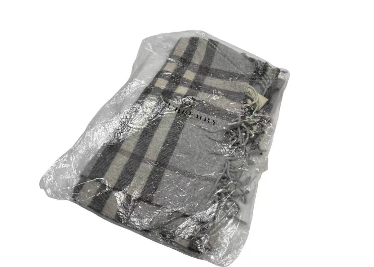 Burberry Burberry Classic Grey Reversible Check Cashmere Scarf J31 Size ONE SIZE - 4 Thumbnail