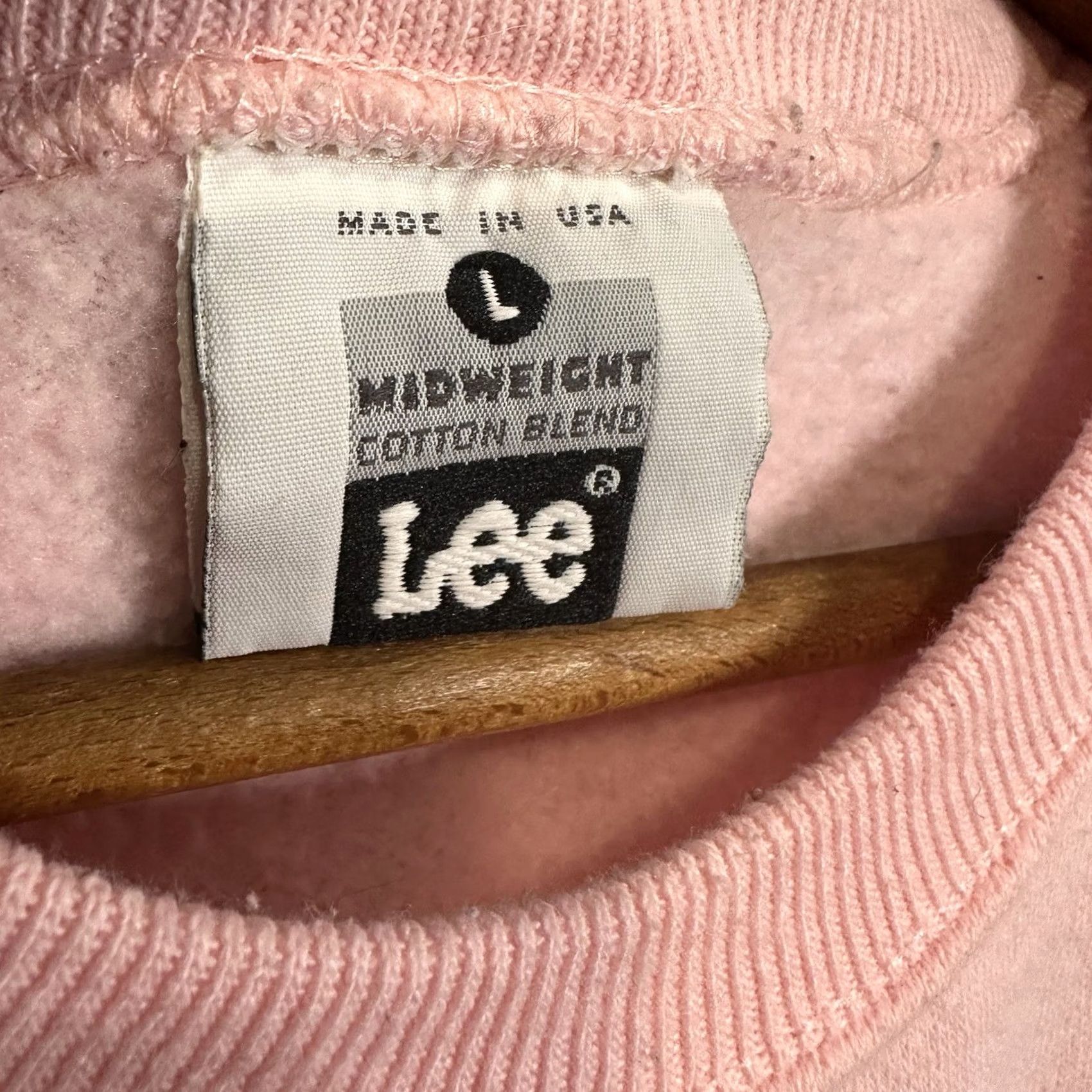 Lee VINTAGE Lee Sweatshirt Mens L Pink 90s Dogs Felt Pullover Crew Neck Mid Weight Cotton Blend Regular Long Sleeve All Seasons Winter Spring Fall Size US L / EU 52-54 / 3 - 4 Thumbnail