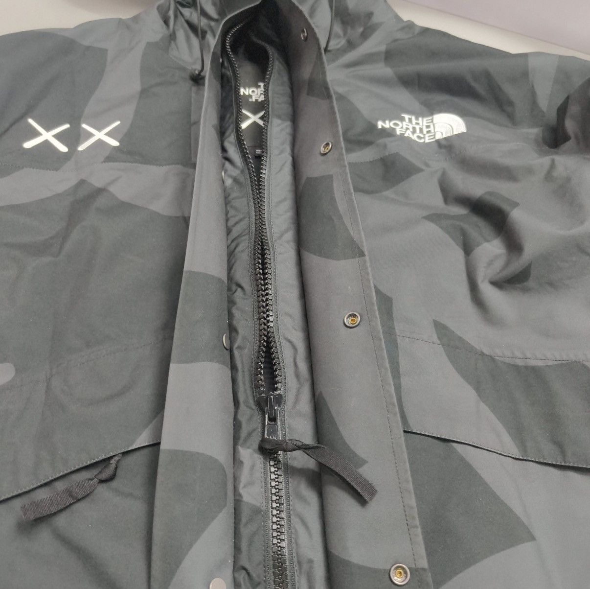 Supreme × The North Face The North Face x KAWS Retro 1986 Mountain Jacket Size US M / EU 48-50 / 2 - 17 Thumbnail
