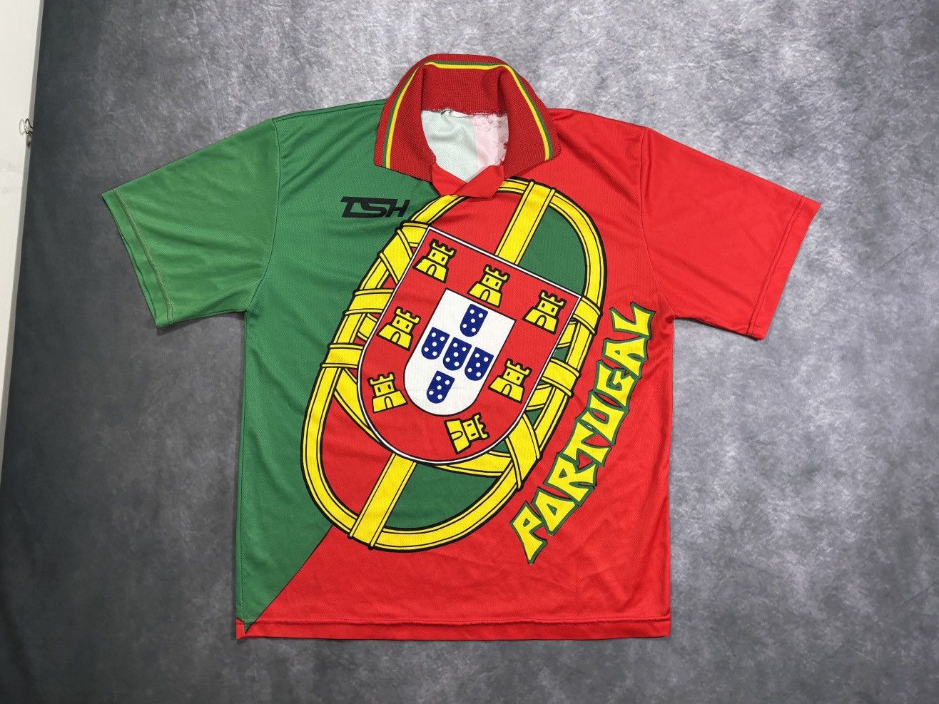 Vintage Vintage Portugal Soccer Jersey Collar All Over Print 2000s S Size US M / EU 48-50 / 2 - 12 Thumbnail