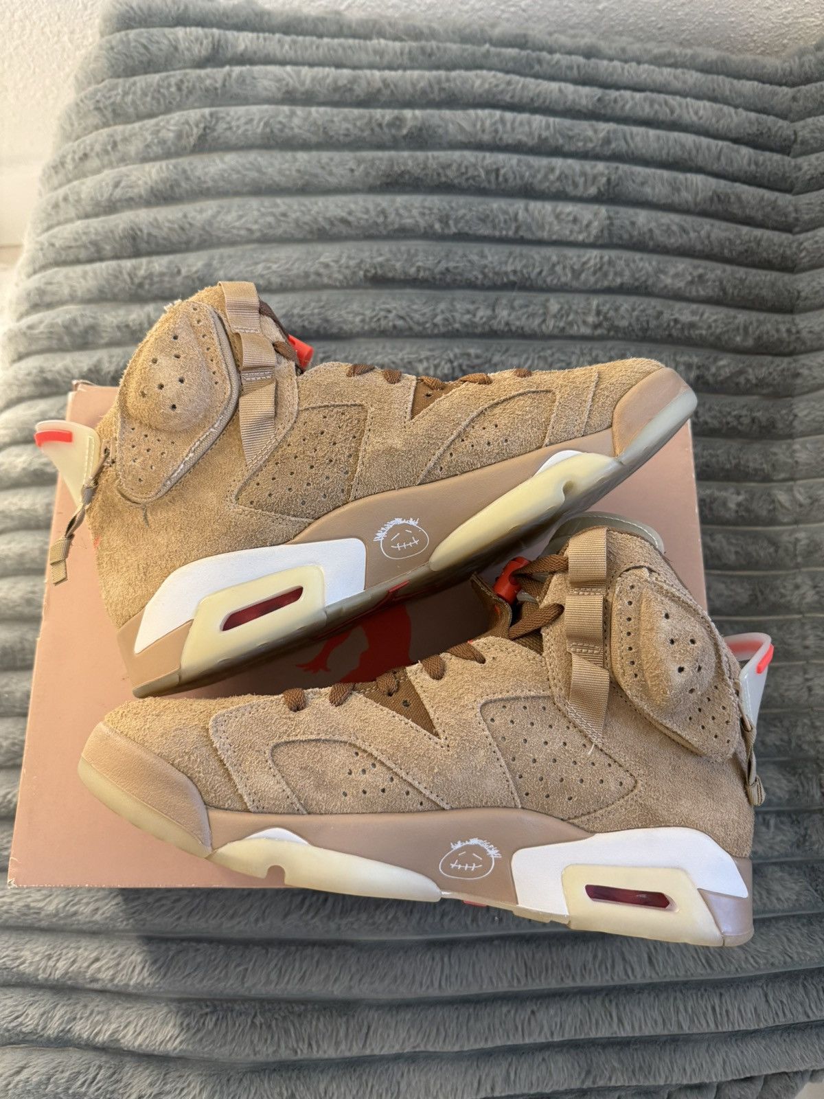 Jordan Brand Size 10.5 – Jordan 6 Travis Scott British Khaki OG Box 9/10 Size US 10.5 / EU 43-44 - 3 Thumbnail