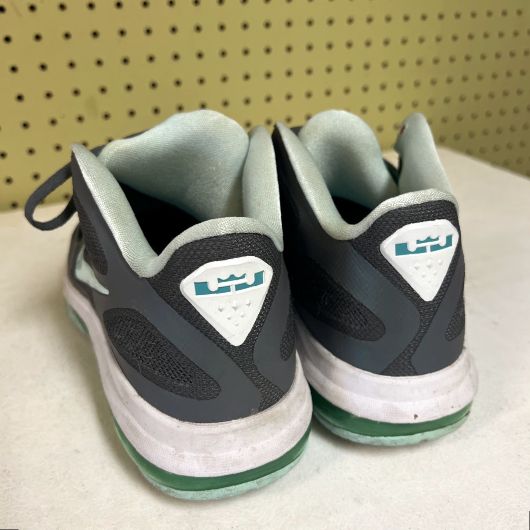 Nike Nike Lebron 9 Low Easter Sneaker Men 10.5 US Size 10 Multicolor 510811-001 Size US 9 / EU 42 - 4 Thumbnail