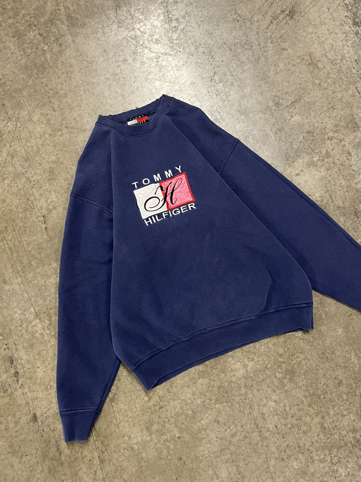 Tommy Hilfiger × Vintage Vintage 90s Tommy Hilfiger bootleg crewneck hype rare Size US XL / EU 56 / 4 - 3 Thumbnail
