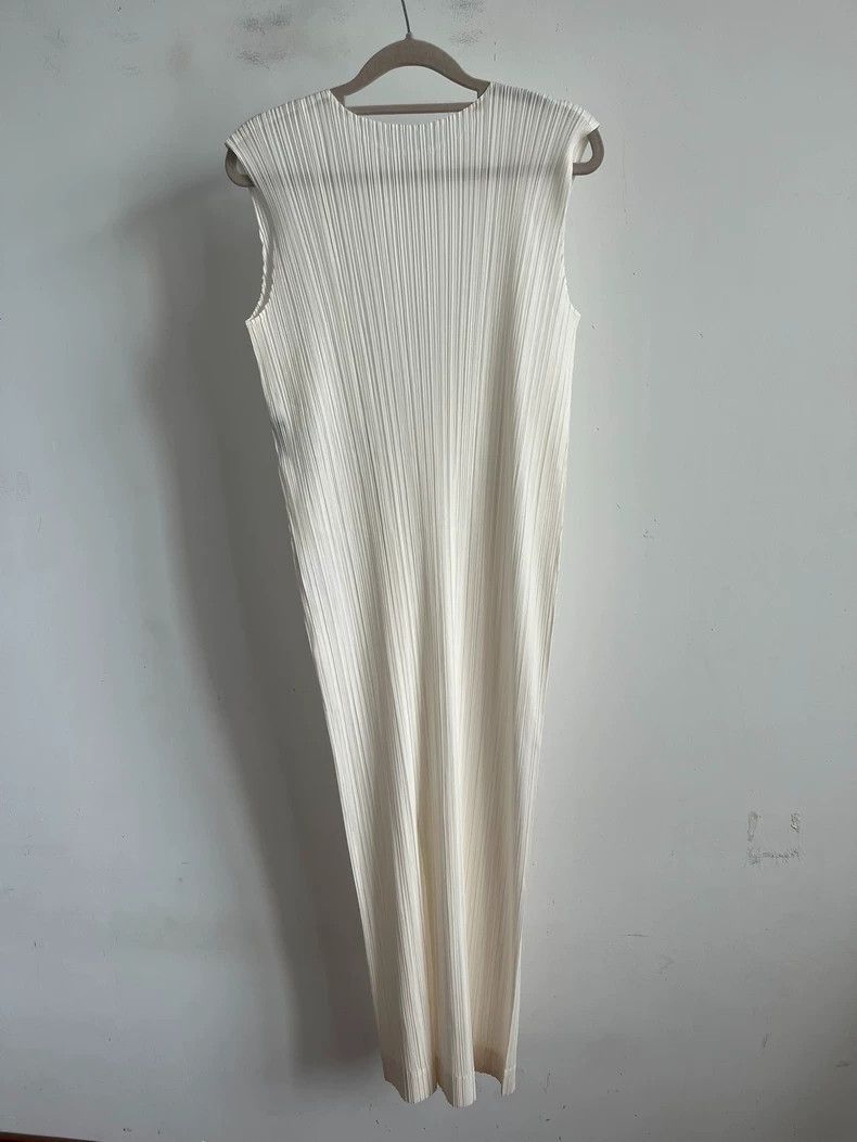 Issey Miyake Issey Miyake size:3 White pleated dress Size S / US 4 / IT 40 - 2 Thumbnail