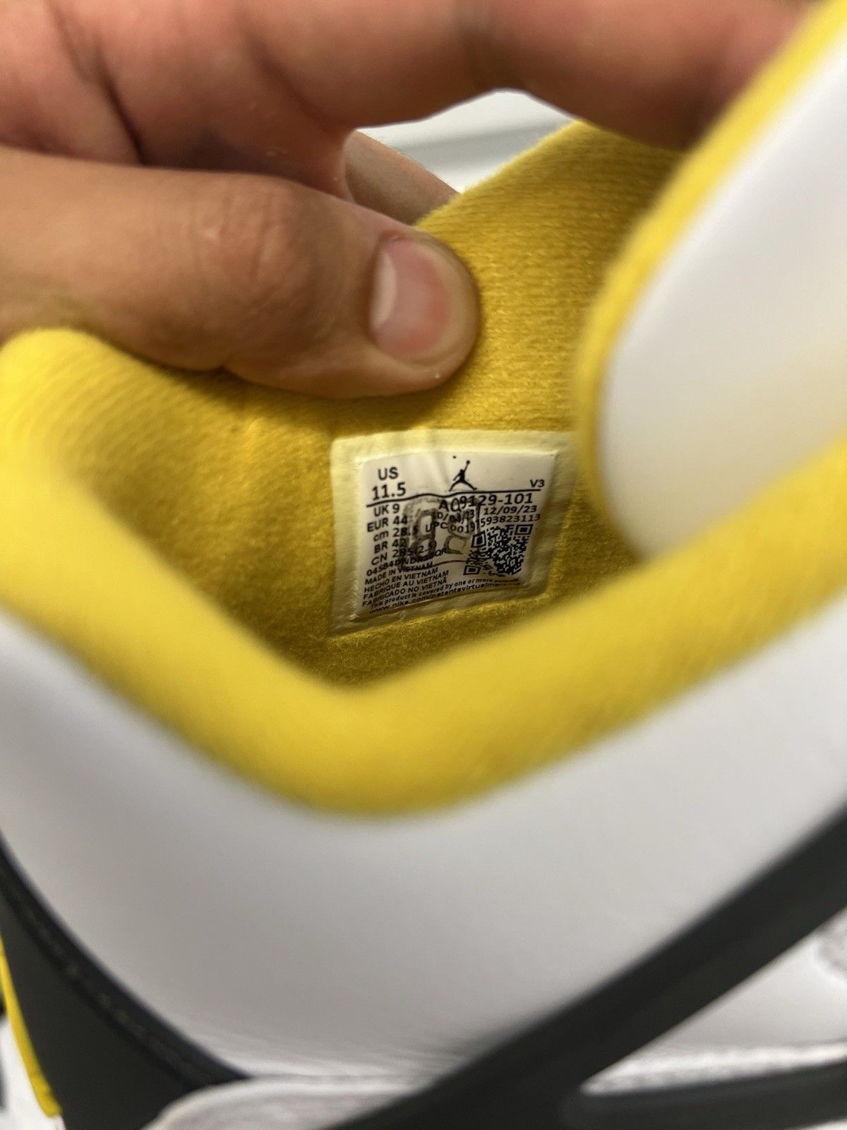 Jordan Brand Jordan 4 Retro Vivid Sulfur AQ9129101 Size 11.5 US Women New Size US 10 / EU 43 - 6 Thumbnail
