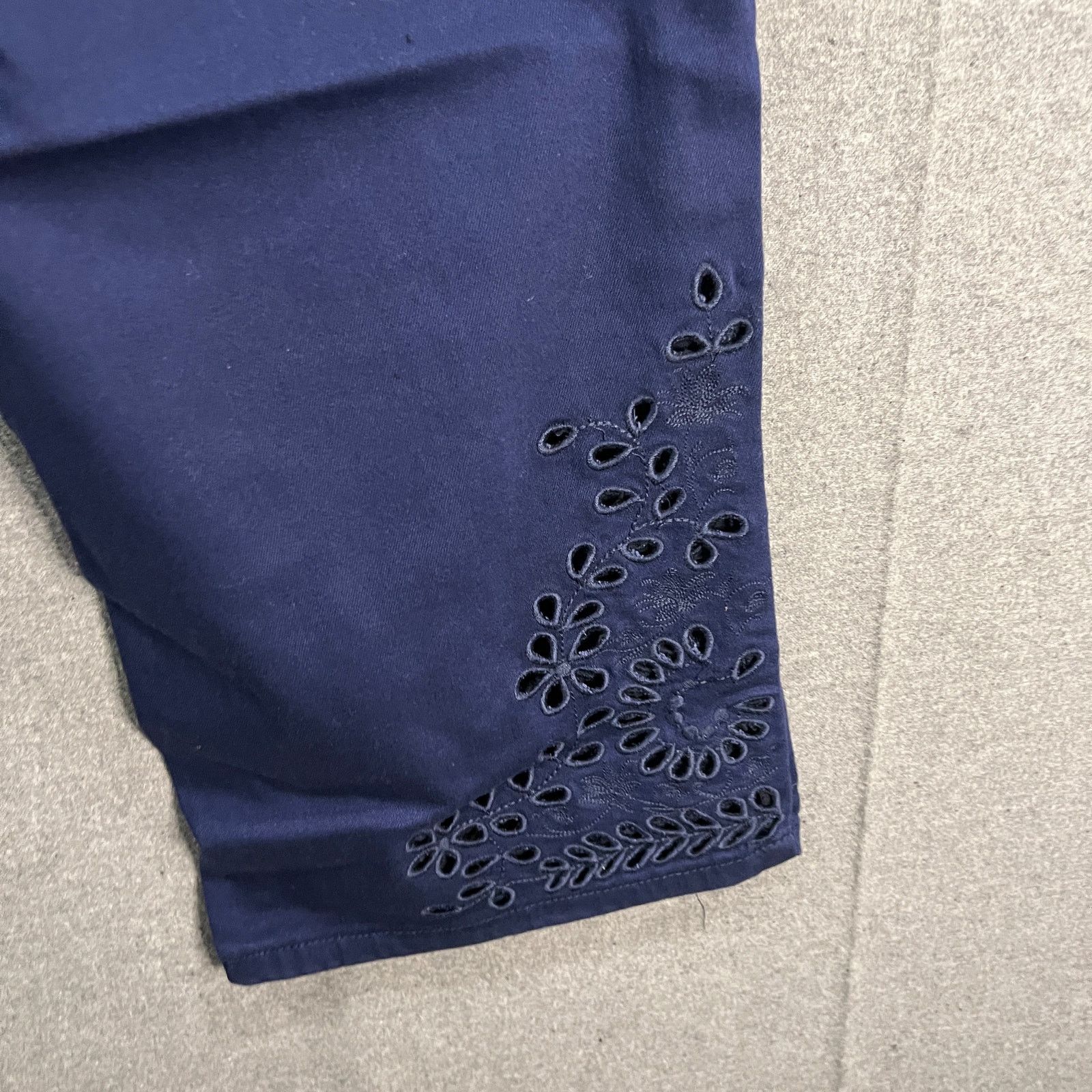 Other Laurie Felt Petite Daisy Floral Embroidered Ankle Jeans Navy Size 36" / US 14 / IT 50 - 5 Thumbnail