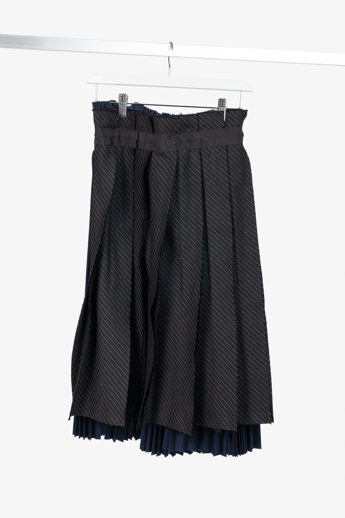 Sacai Sacai Black & Navy Pinstripe Docking Pleated Skirt Size 28" / US 6 / IT 42 - 2 Thumbnail
