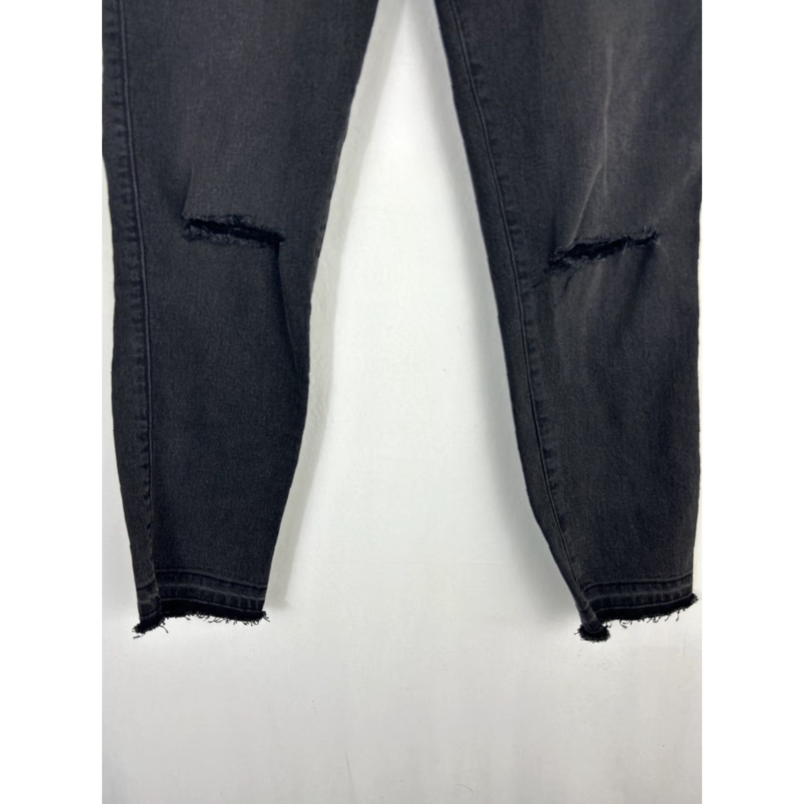 Abercrombie & Fitch Abercrombie & Fitch Jeans Ankle Women 12 Black Distressed Raw Hem 33x26 Fade Size 34" / US 12 / IT 48 - 2 Thumbnail