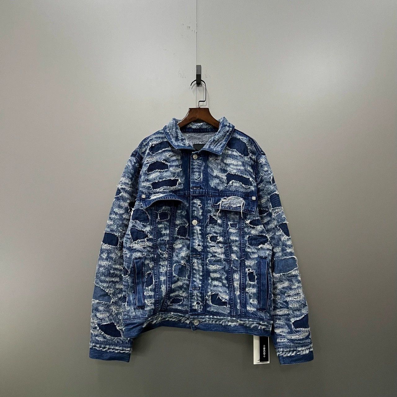 Givenchy givenchy distressed denim jacket size m Size US M / EU 48-50 / 2 - 1 Thumbnail