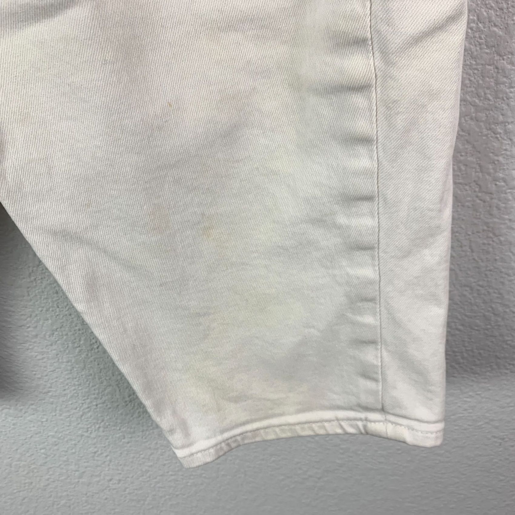 Lucky Brand Lucky Brand White Brigitte Bermuda Shorts 4/27 Women Shorts 29in Waist 12in Inseam White Cotton Spandex Pockets 70s Pedal Pusher Casual Size 27" / US 4 / IT 40 - 2 Thumbnail