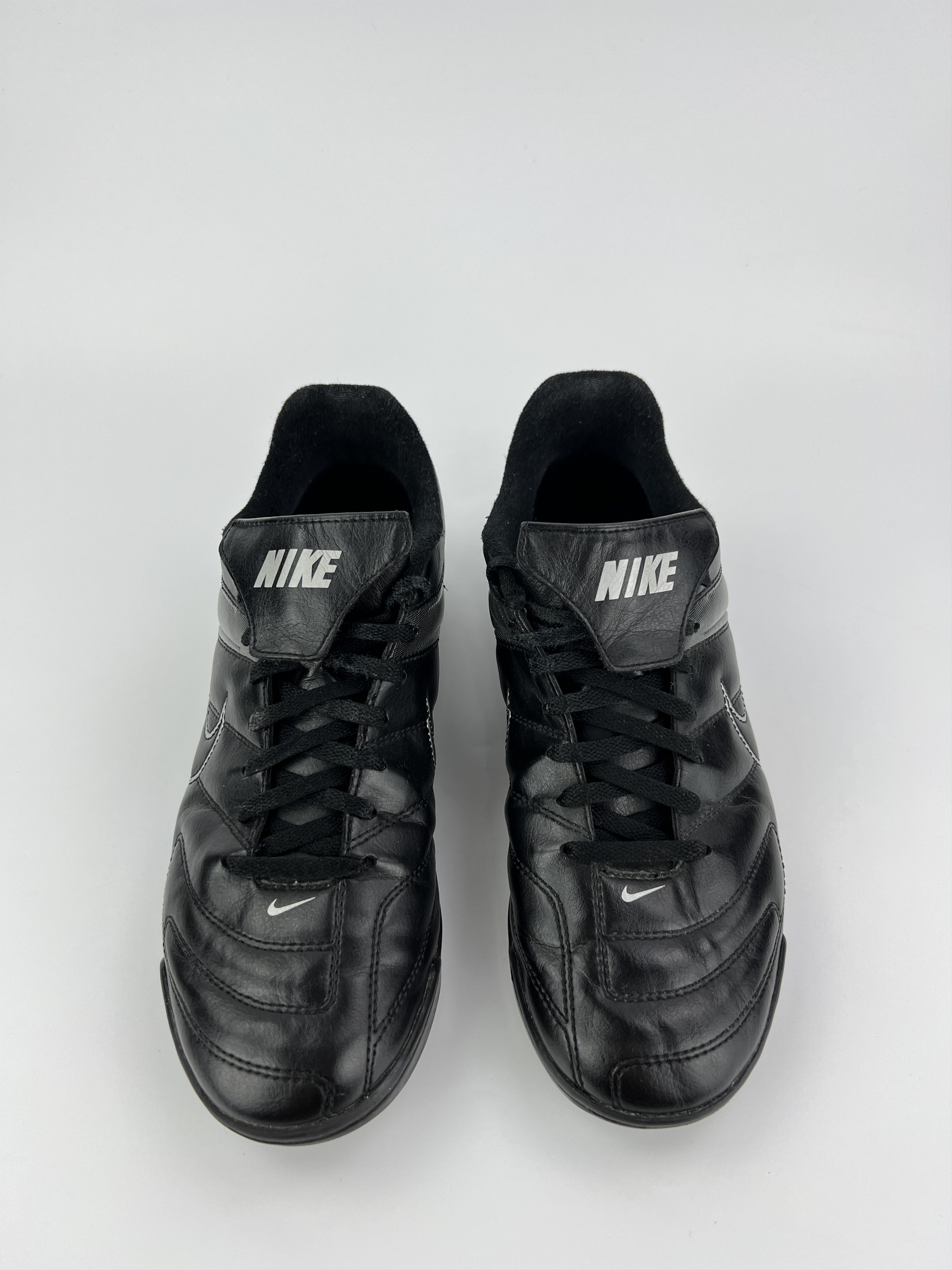 Nike Vintage 2009 Nike Football Black Leather Low Top Sneakers Size US 9.5 / EU 42-43 - 6 Thumbnail