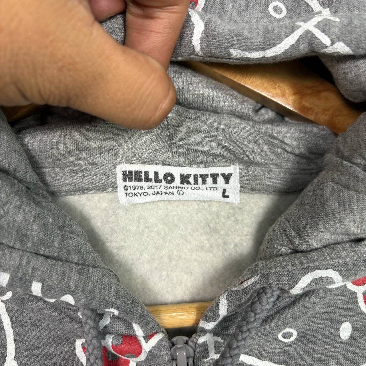 Anime VINTAGE HELLO KITTY OVERPRINT HOODIE FULL ZIPPER GREY L Size US L / EU 52-54 / 3 - 5 Thumbnail