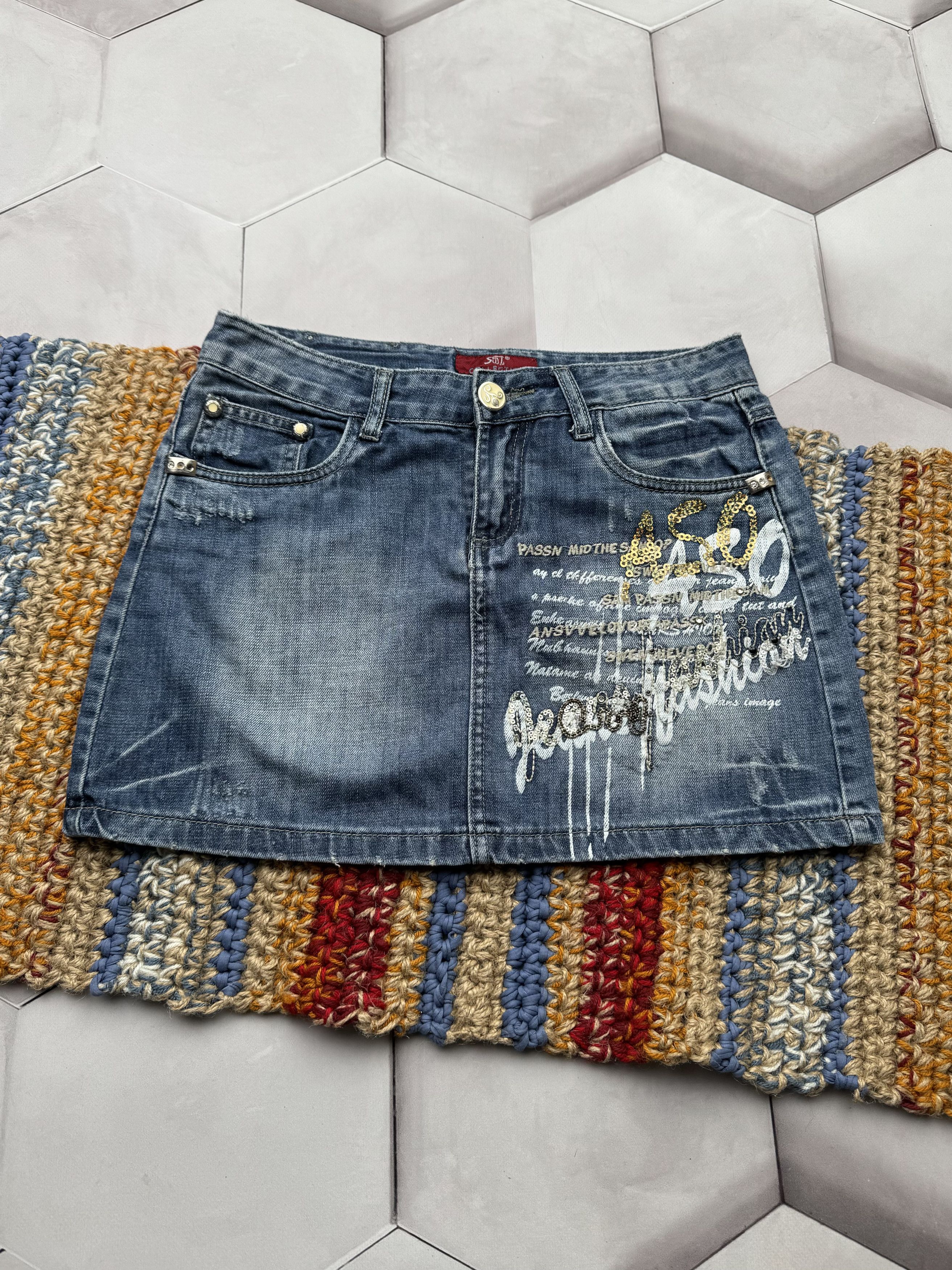 Japanese Brand Vintage Printed Mini Skirt (E4) Size 26" / US 2 / IT 38 - 1 Thumbnail