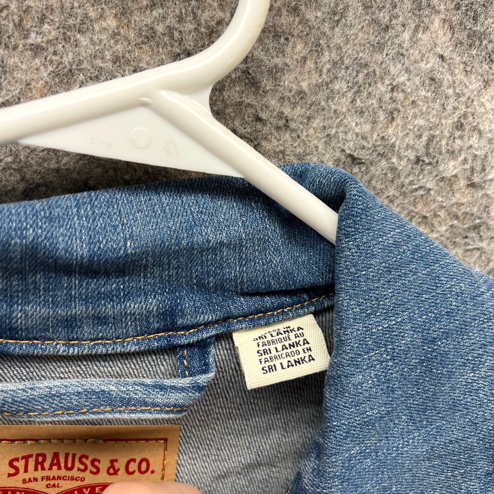 Levi's VINTAGE Levi's Denim Jacket Women Large Blue Jean Feather Print Trucker Lightwash Vtg Jacket Boots? Size 36" / US 14 / IT 50 - 3 Thumbnail