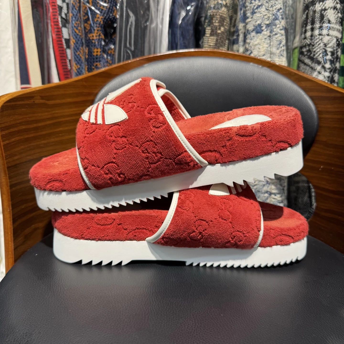 Gucci Gucci x Adidas Slipper Slides White/Red 8/42 Size US 8 / EU 41 - 7 Thumbnail