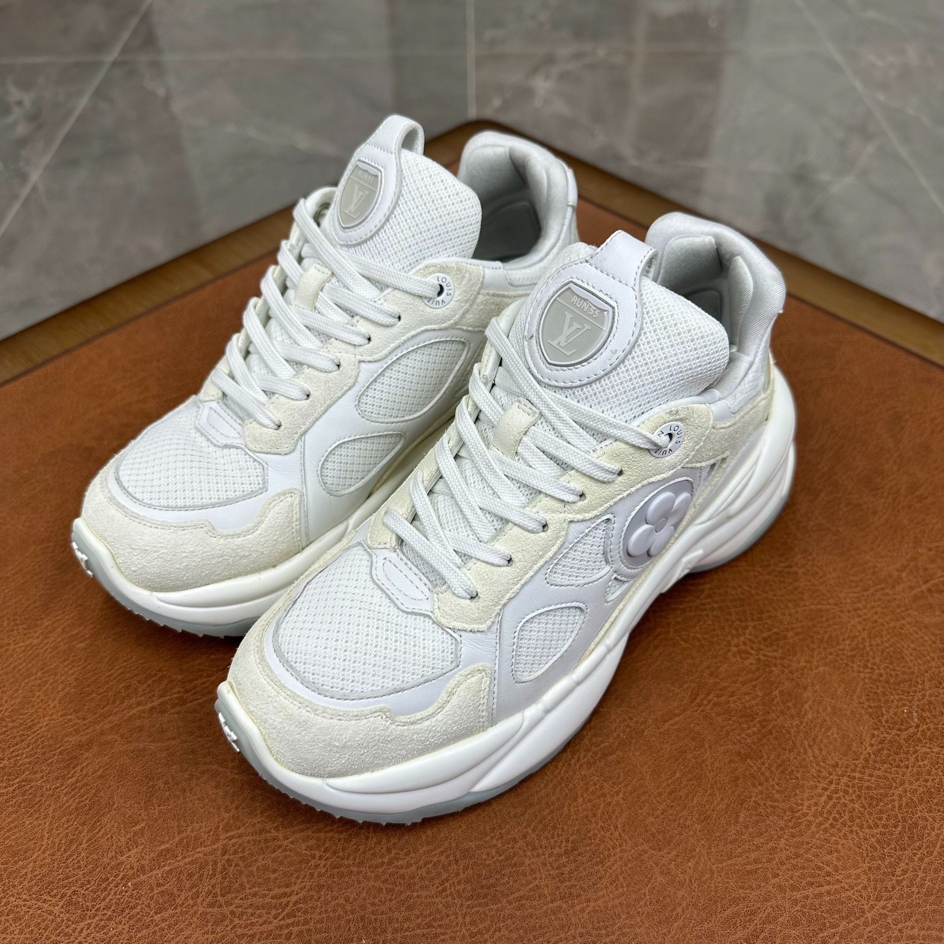Louis Vuitton Louis Vuitton White Lowtop Sneakers it_36 Women Size US 6 / IT 36 - 1 Thumbnail