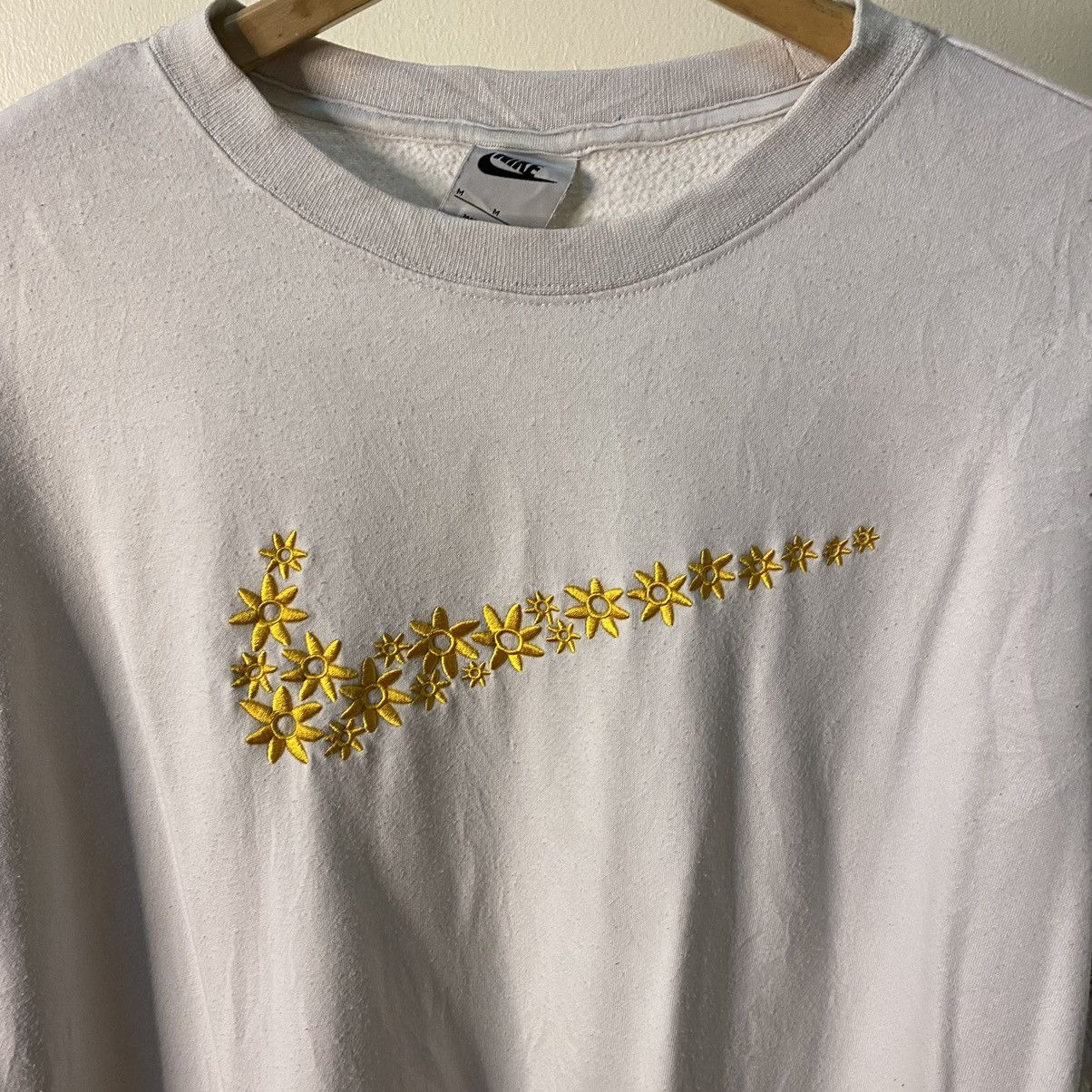 Nike × Vintage Vintage Y2K Nike Embroidery Flower Swoosh Sweatshirt Size US M / EU 48-50 / 2 - 2 Thumbnail