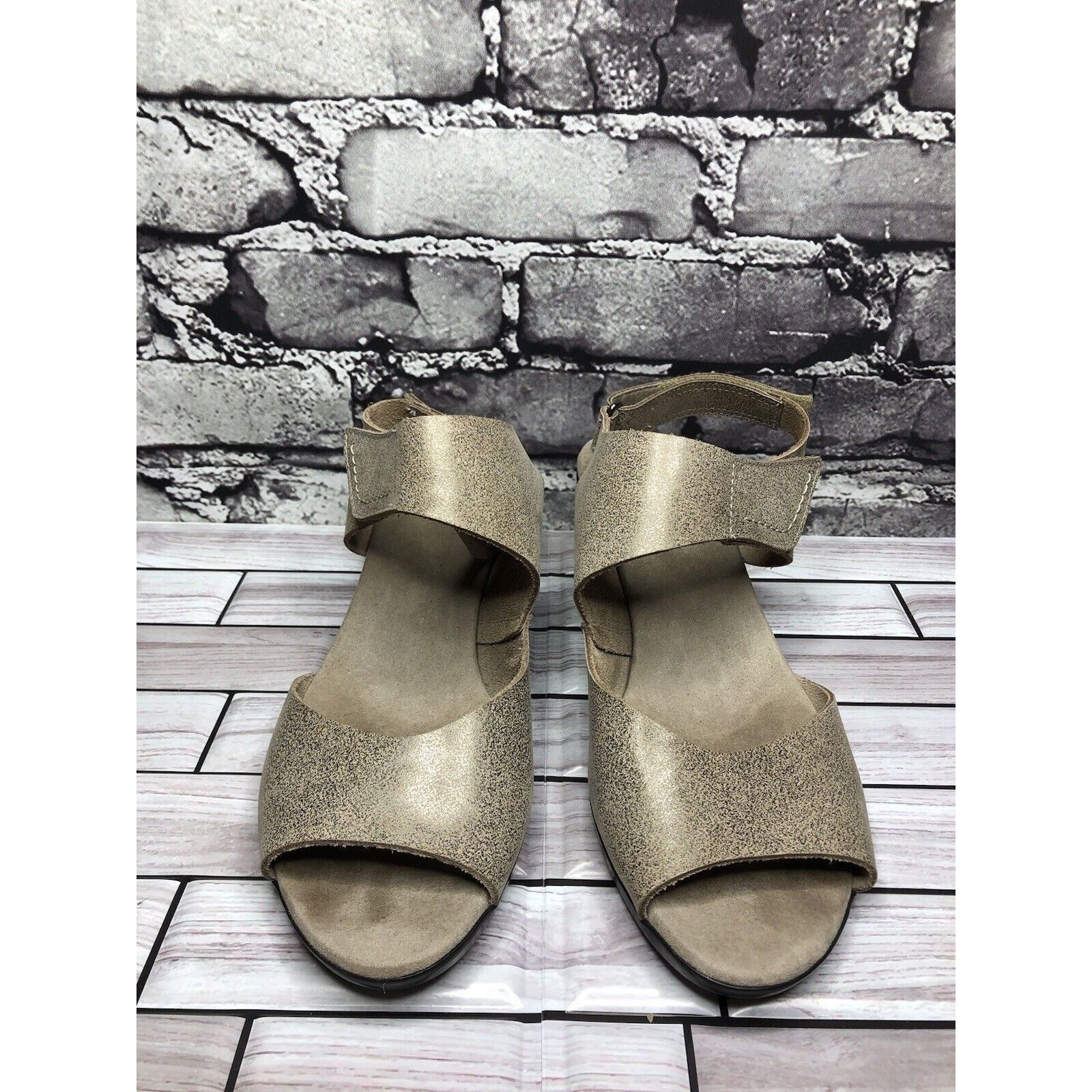 Other Munro American Taupe Shimmer Leather Strap Casual Heels Wom Size US 8.5 / IT 38.5 - 2 Thumbnail