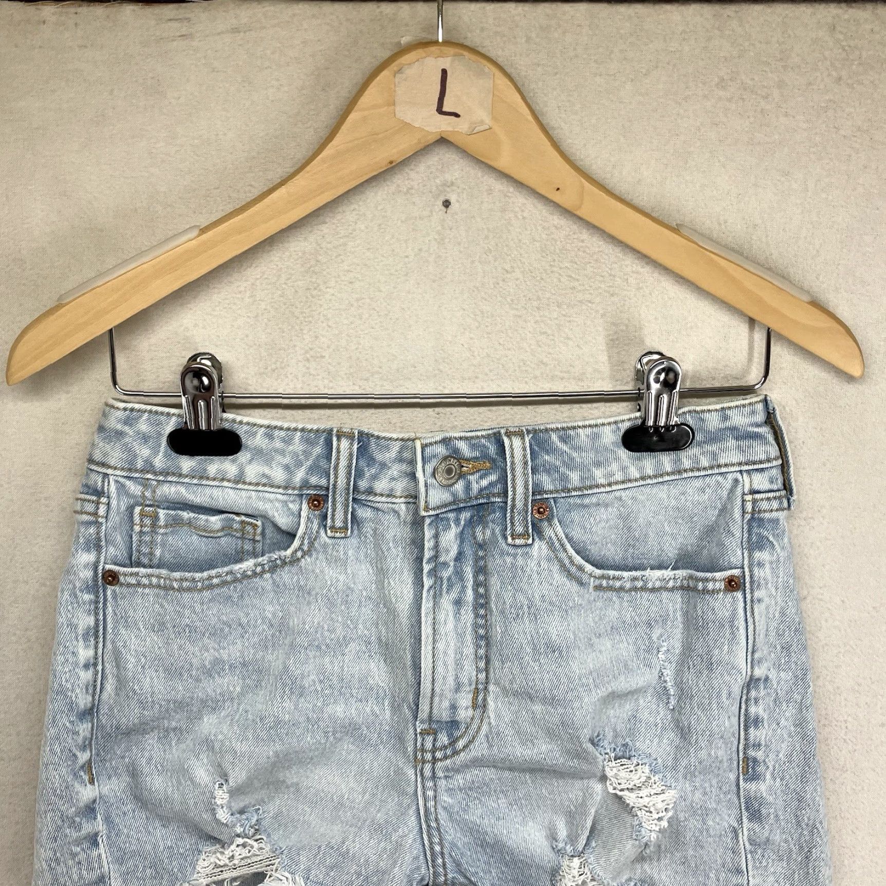 Old Navy Old Navy Women's Denim Shorts Cut-Off Light Blue 29x3 Stretch High Rise Size 4 5-Pocket Button Zip Vintage? No Size 27" / US 4 / IT 40 - 4 Thumbnail
