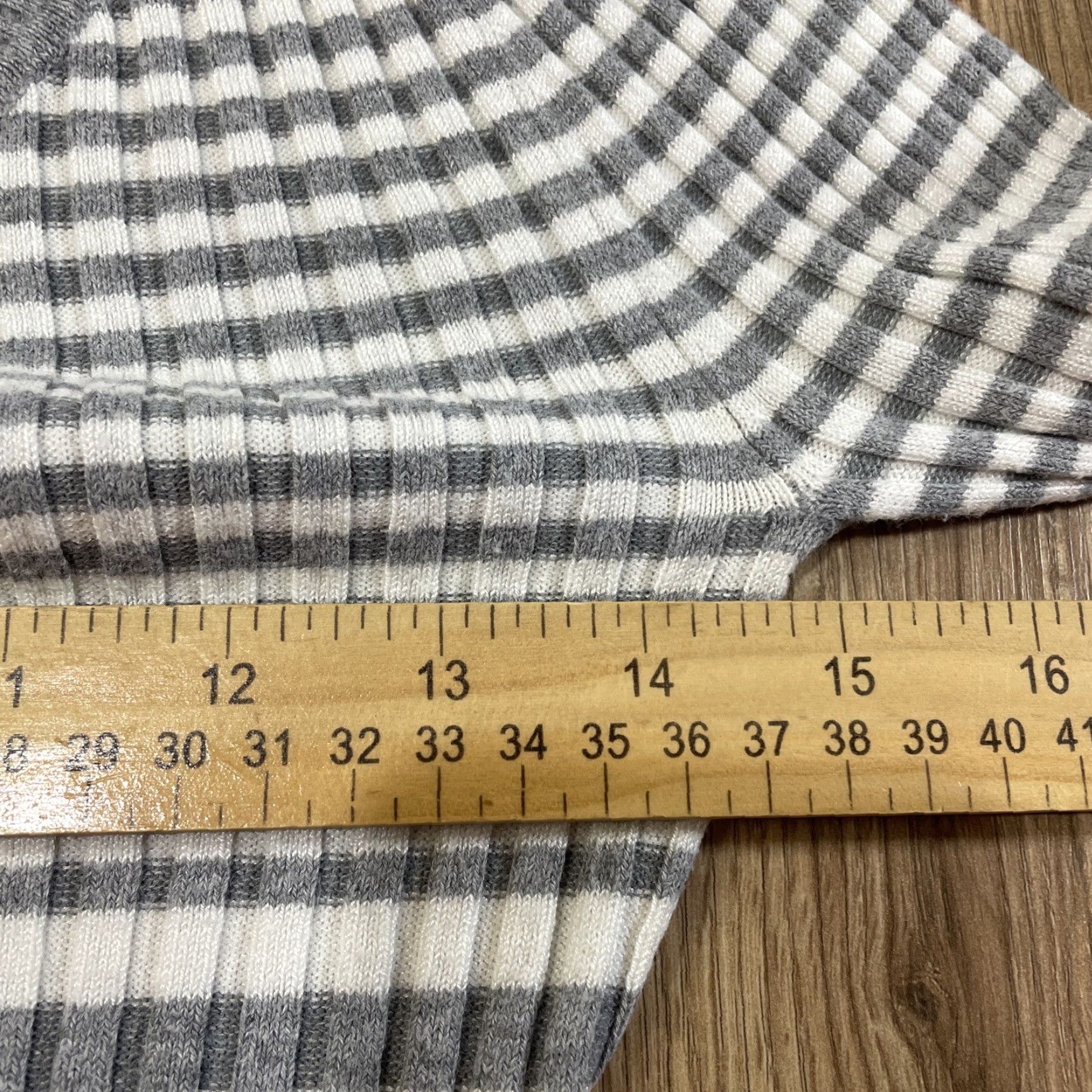 Vintage VINTAGE Blend Striped Sweater Women’s Size S Gray/White Pullover Rayon Blend Long Sleeve V-Neck Size S / US 4 / IT 40 - 4 Thumbnail