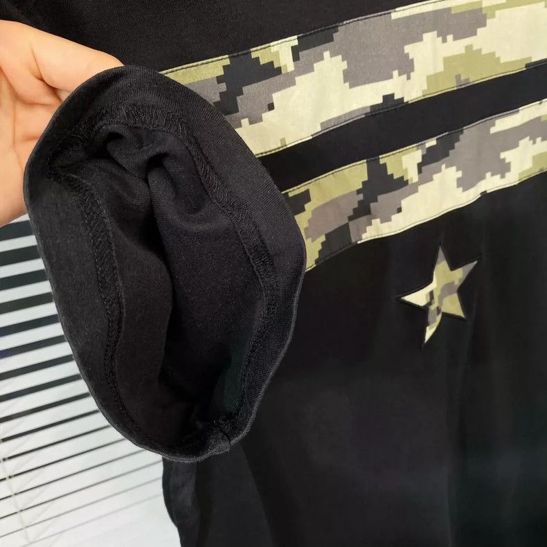 Givenchy Givenchy Short-sleeve T-shirt with camouflage patches, five Size US M / EU 48-50 / 2 - 5 Thumbnail