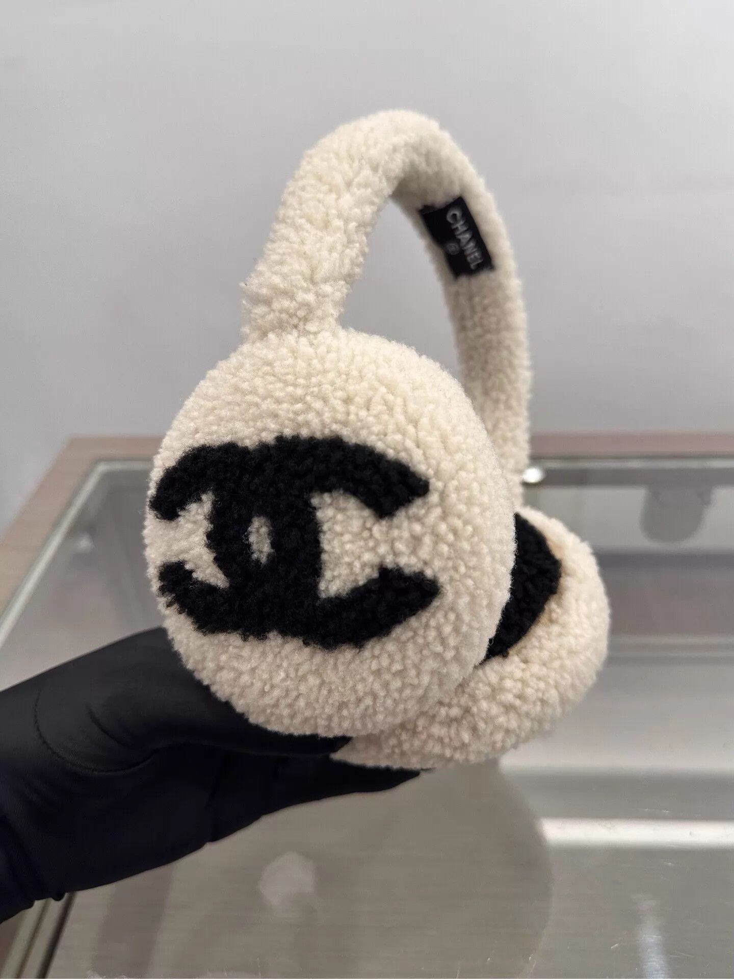Chanel Chanel White Shearling Earmuffs w/ Black CC Logo 22cm Size ONE SIZE - 7 Thumbnail