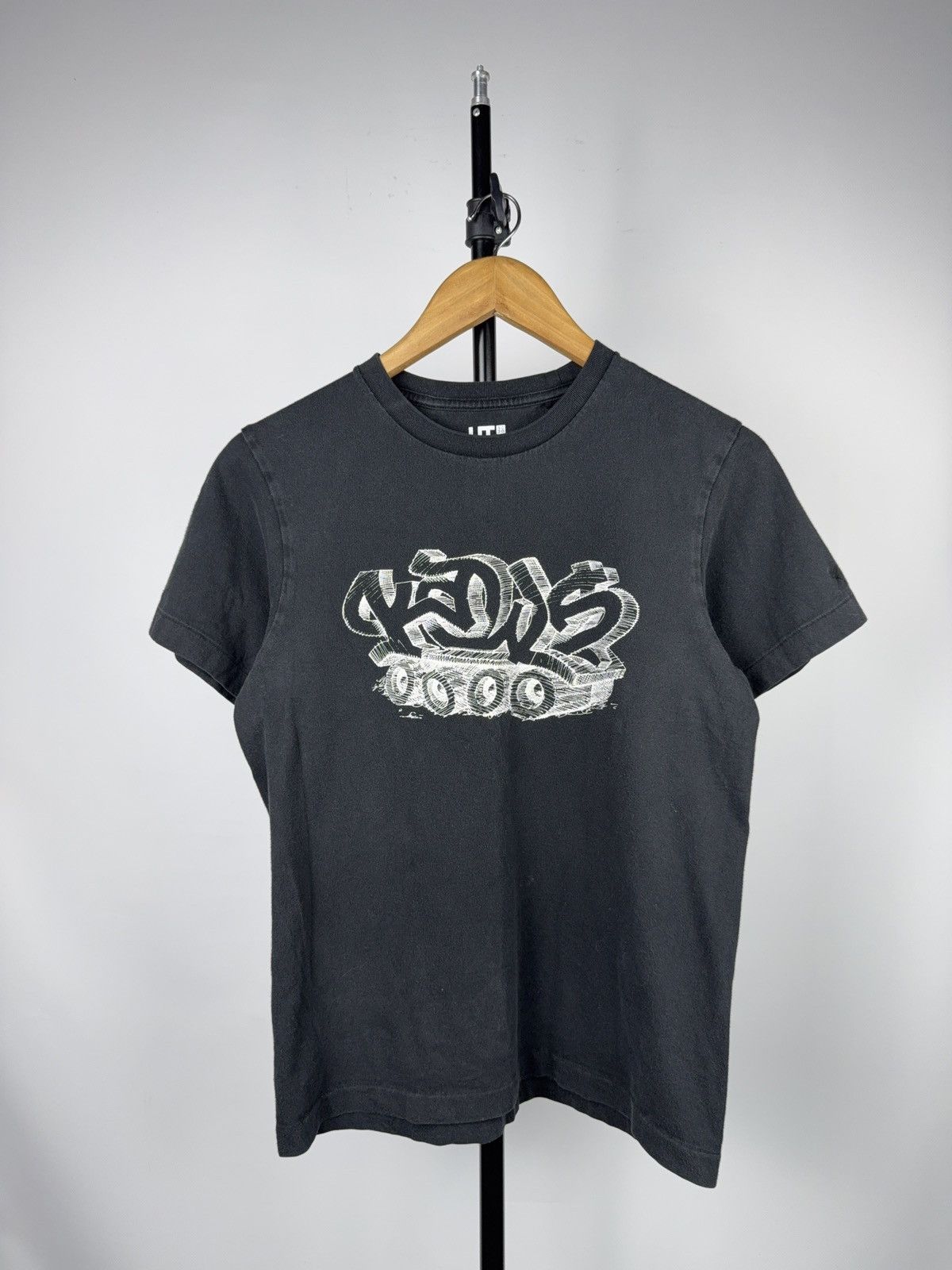 Uniqlo 00s Uniqlo UT KAWS SKATE SK8 Logo Graphic T-Shirt Black XS Size US XS / EU 42 / 0 - 1 Thumbnail