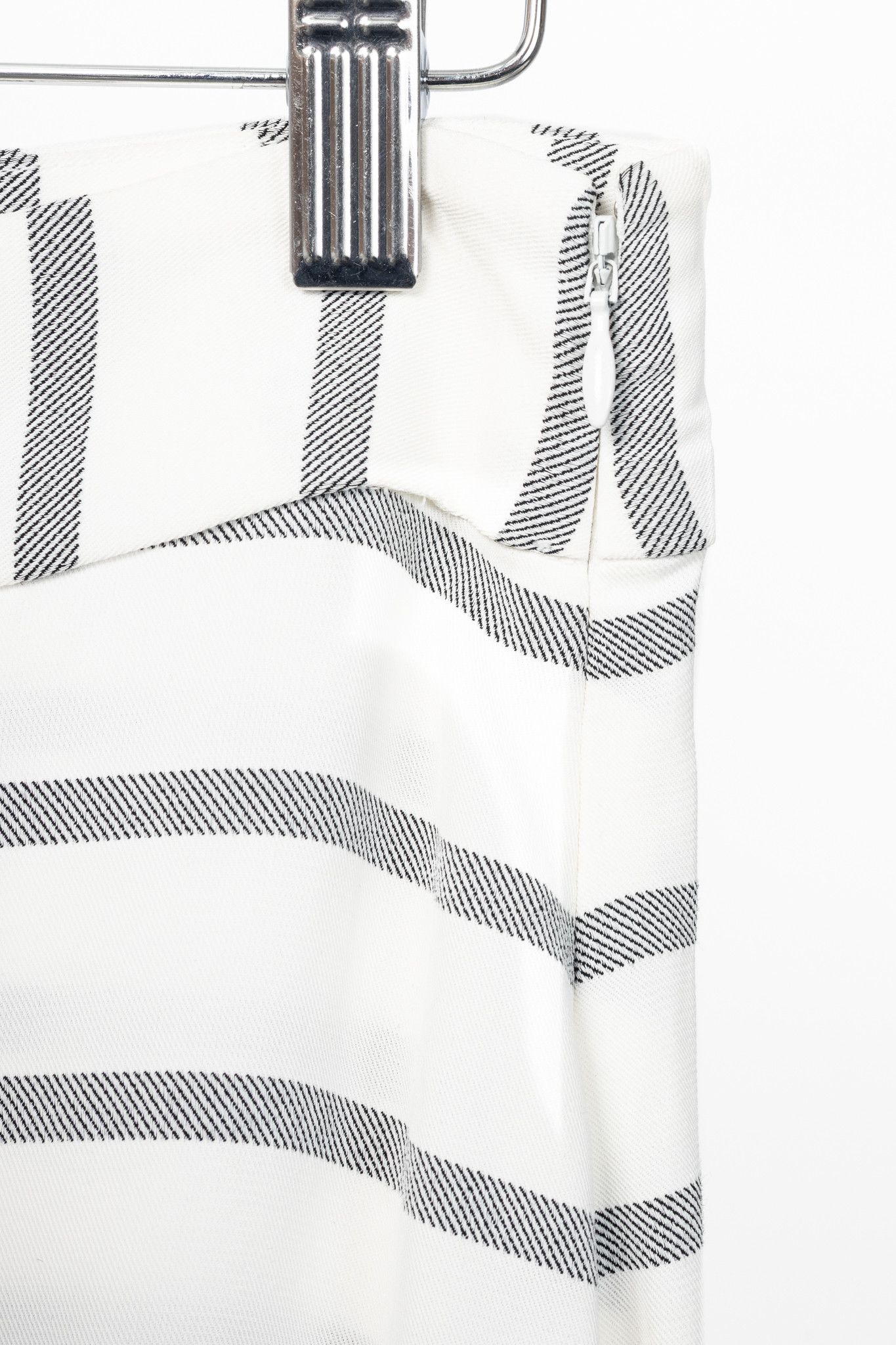 SMYTHE Smythe White & Black Diagonal Stripe Asymmetrical Midi Skirt Size 26" / US 2 / IT 38 - 5 Thumbnail