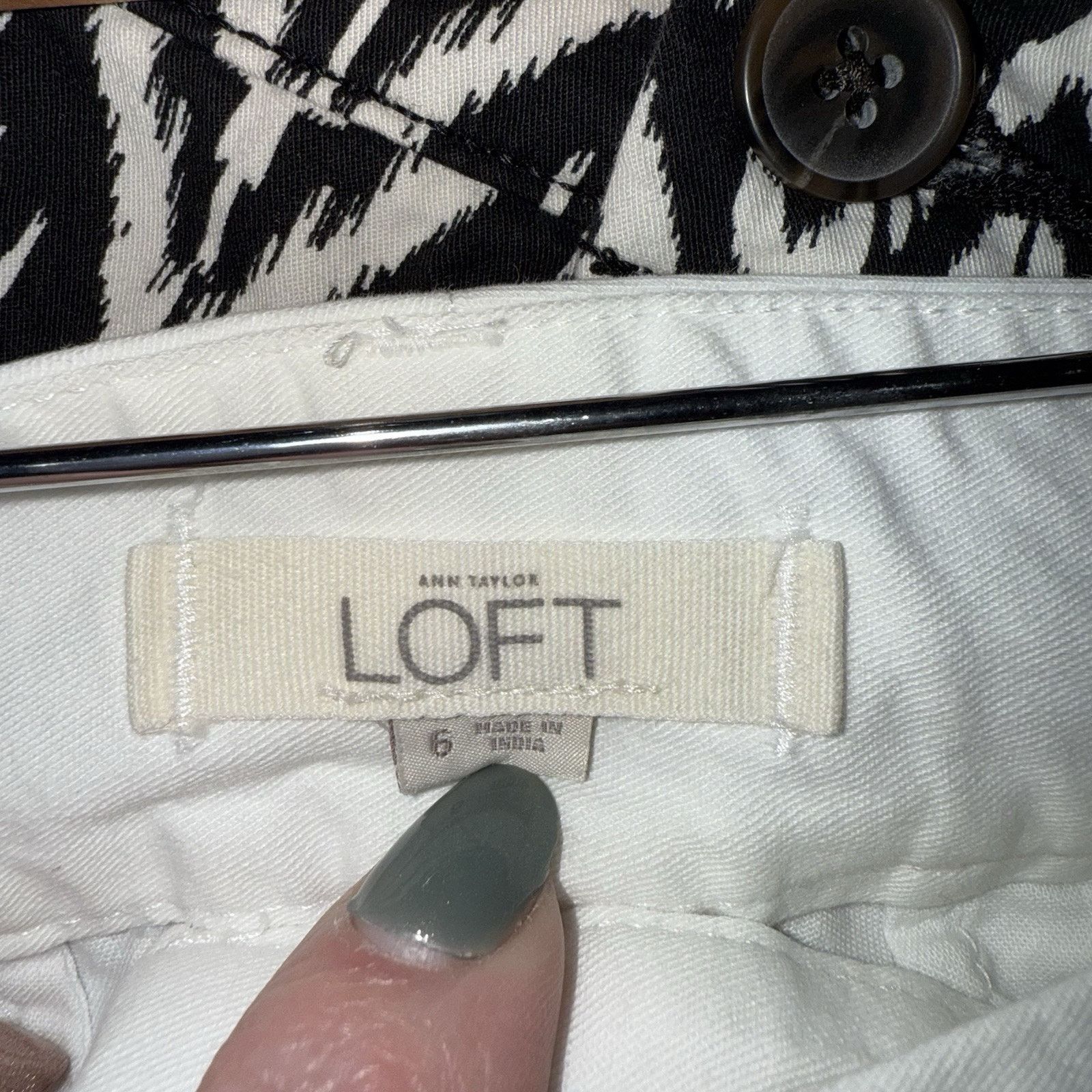 Loft LOFT Women's Shorts Size 6 White Mid Rise Size 28" / US 6 / IT 42 - 3 Thumbnail