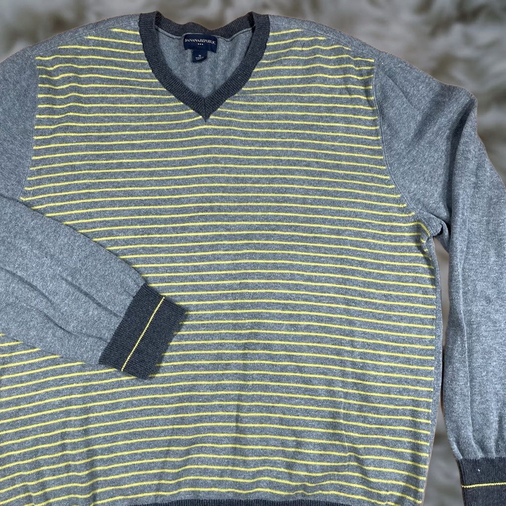 Banana Republic Banana Republic Sweater Men’s Extra Large Long Sleeve Pullover V-Neck Knit Shirt Size US XL / EU 56 / 4 - 1 Thumbnail