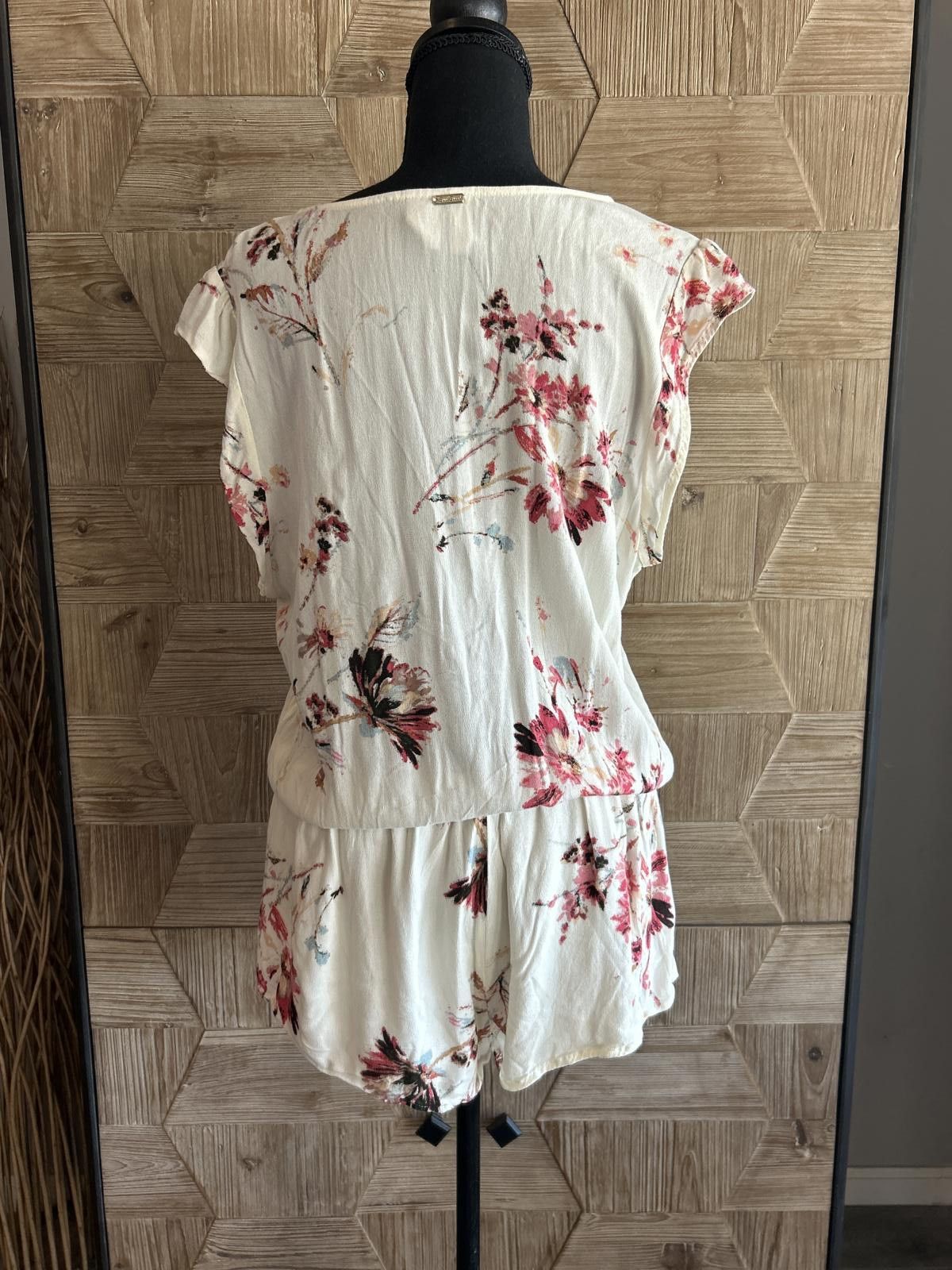 Designer Beach Bunny Niko Romper Size XL Cream Floral Button Front Size 40" / US 18 - 3 Thumbnail