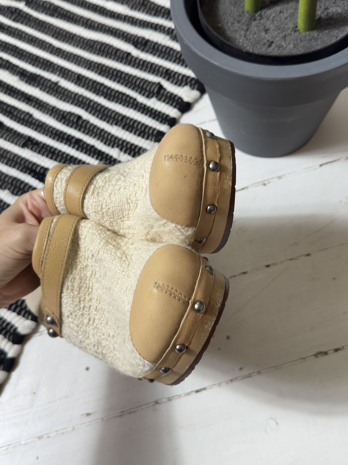 Ugg VINTAGE UGG TAN AND CREAM 2000s MULES CLOGS Size US 9 / IT 39 - 5 Thumbnail