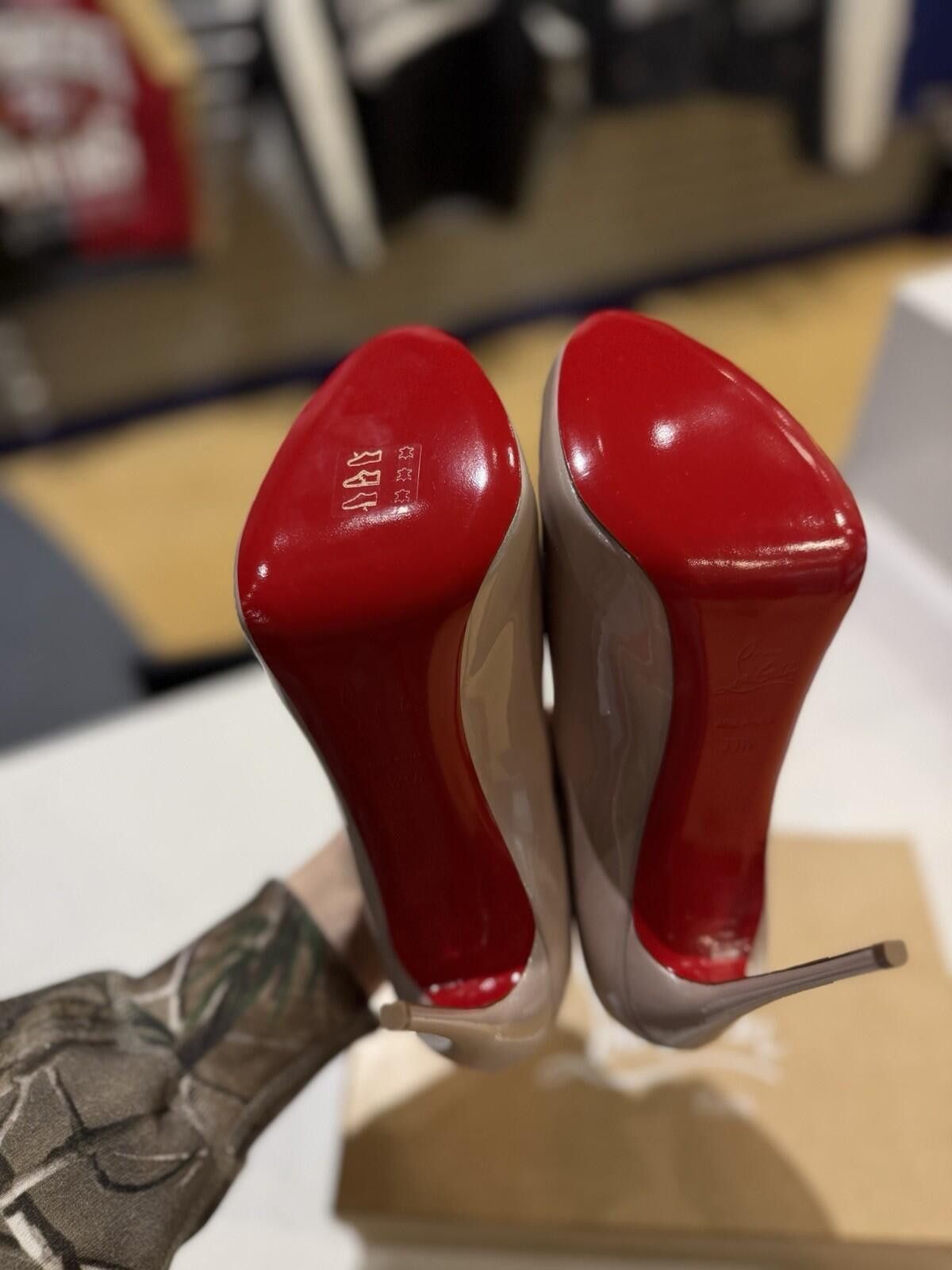 Christian Louboutin Christian Louboutin Alta Paten Scallop Peep Toe Pump 39.5EU Size US 9.5 / IT 39.5 - 7 Thumbnail