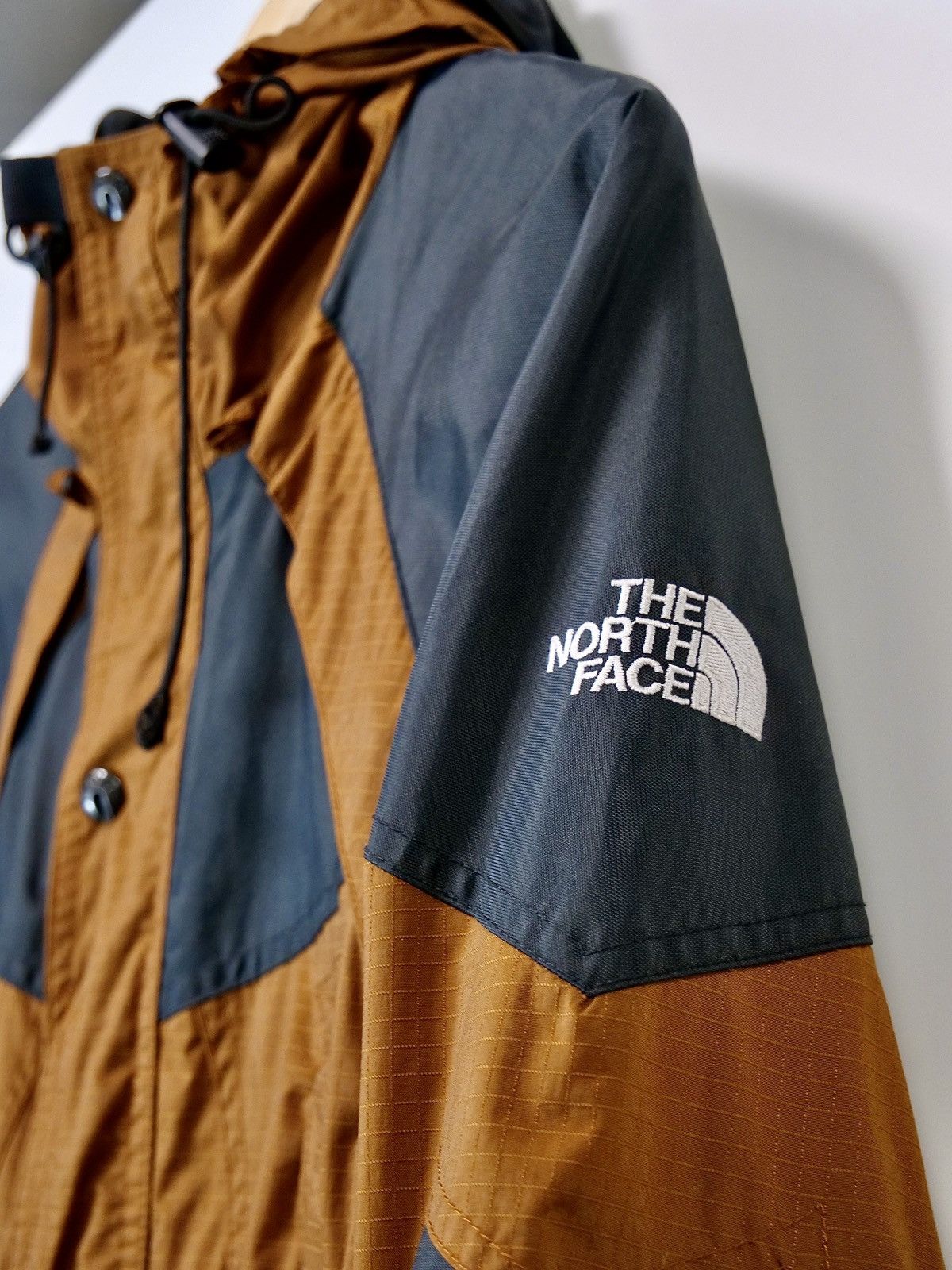 The North Face Very Rare Brown 90s Center Logo Nylon North Face Jacket Size US L / EU 52-54 / 3 - 4 Thumbnail
