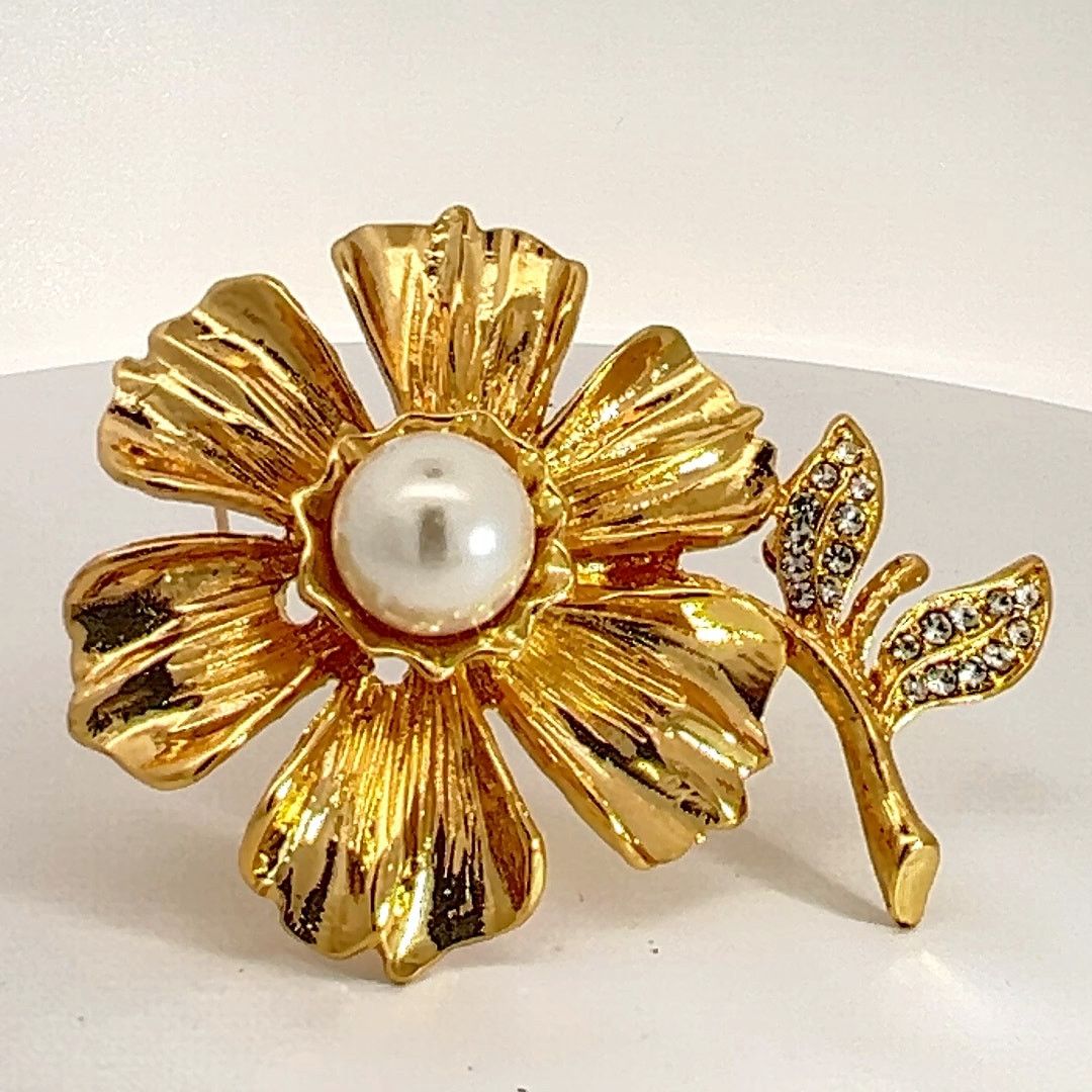 Kenneth Jay Lane KJL Kenneth Jay Lane Faux Pearl Rhinestone Flower Brooch Size ONE SIZE - 5 Thumbnail