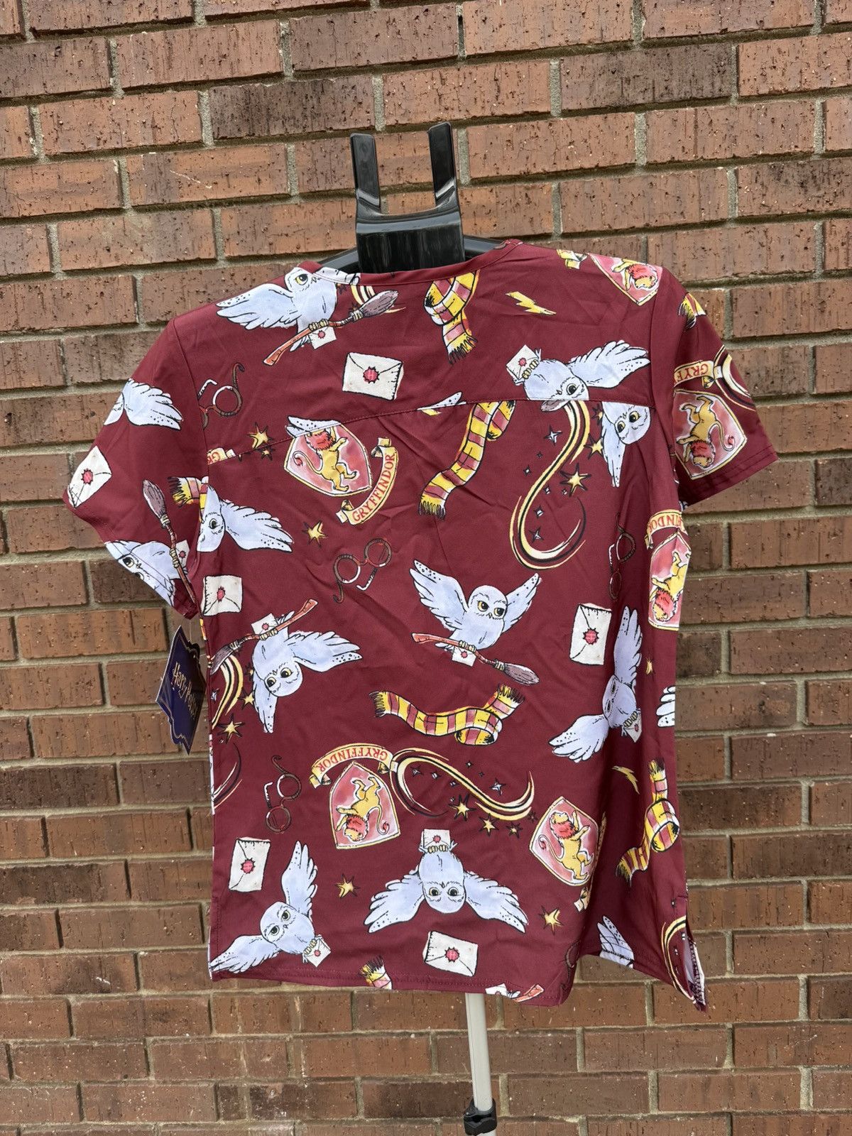 Other Harry Potter Womens Scrub Top Gryffindor Hedwig Owl Merlot Size M / US 6-8 / IT 42-44 - 5 Thumbnail