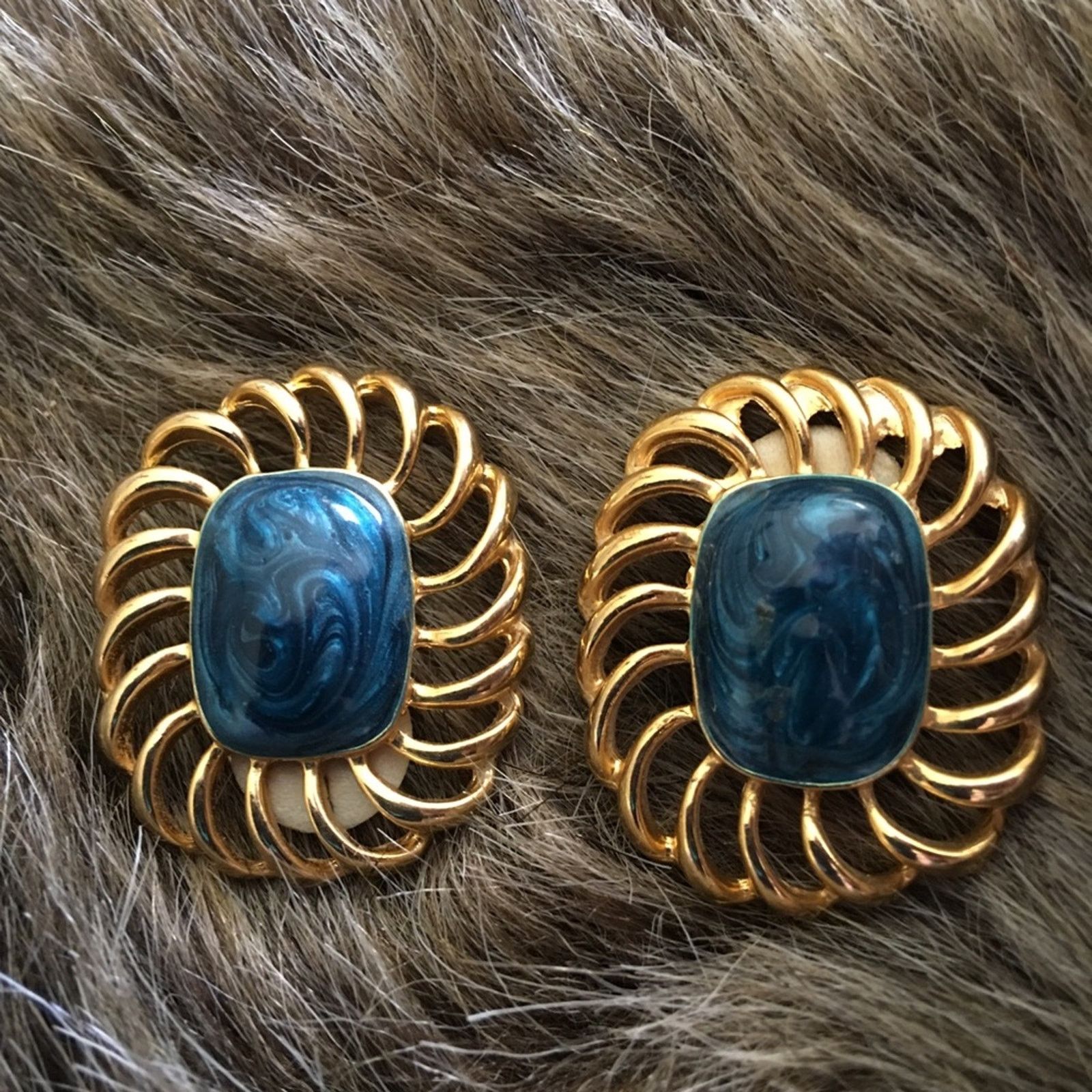 Vintage Vintage gold tone swirl blue enamel clip earrings Size ONE SIZE - 1 Thumbnail