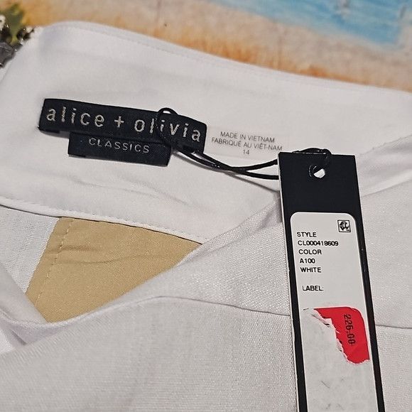 Alice + Olivia Alice + Olivia Classics White Shorts Size 14 NWT Size 36" / US 14 / IT 50 - 3 Thumbnail