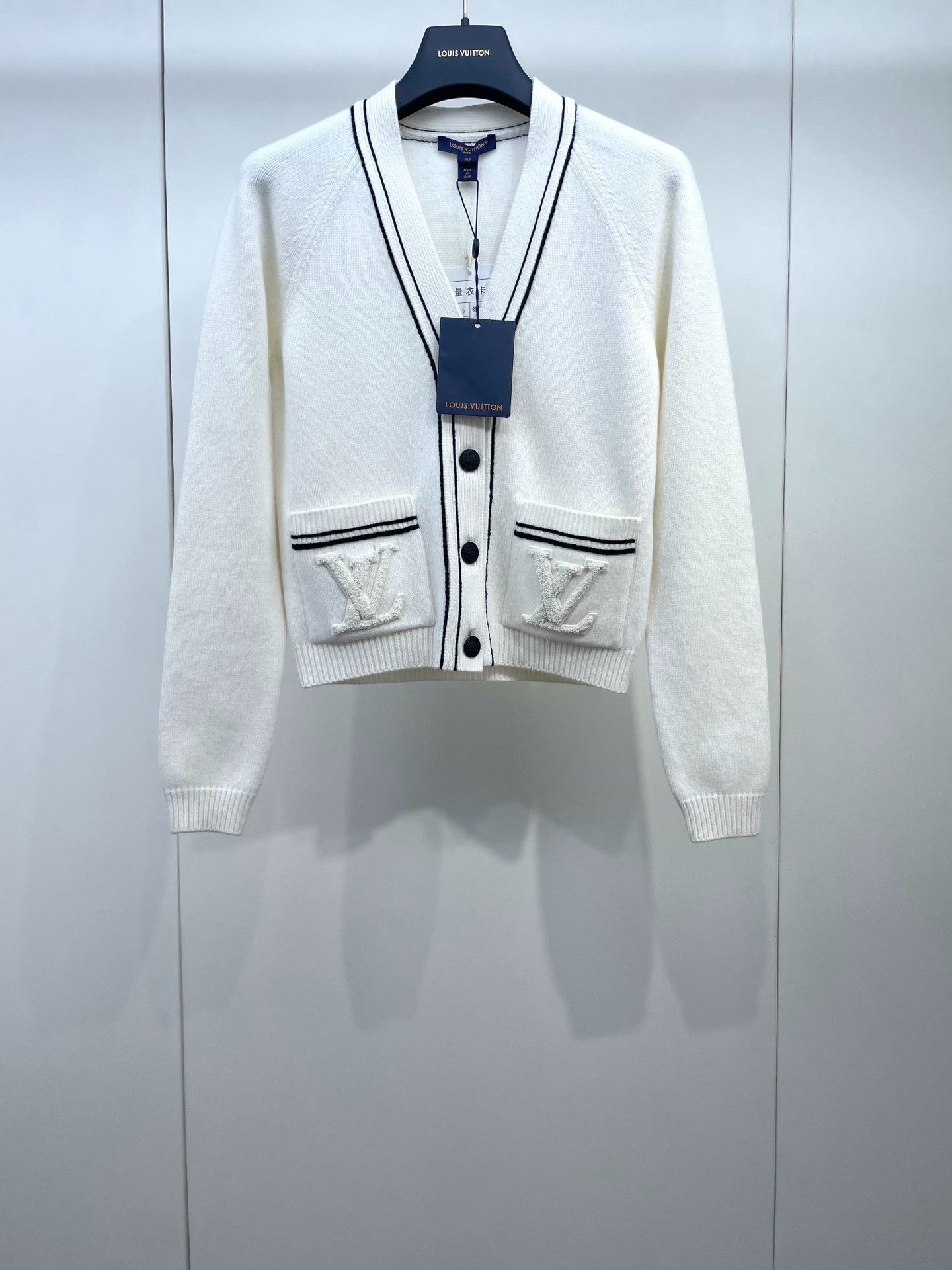 Louis Vuitton Louis Vuitton 25 White Knit Cardigan Size XS / US 0-2 / IT 36-38 - 1 Thumbnail