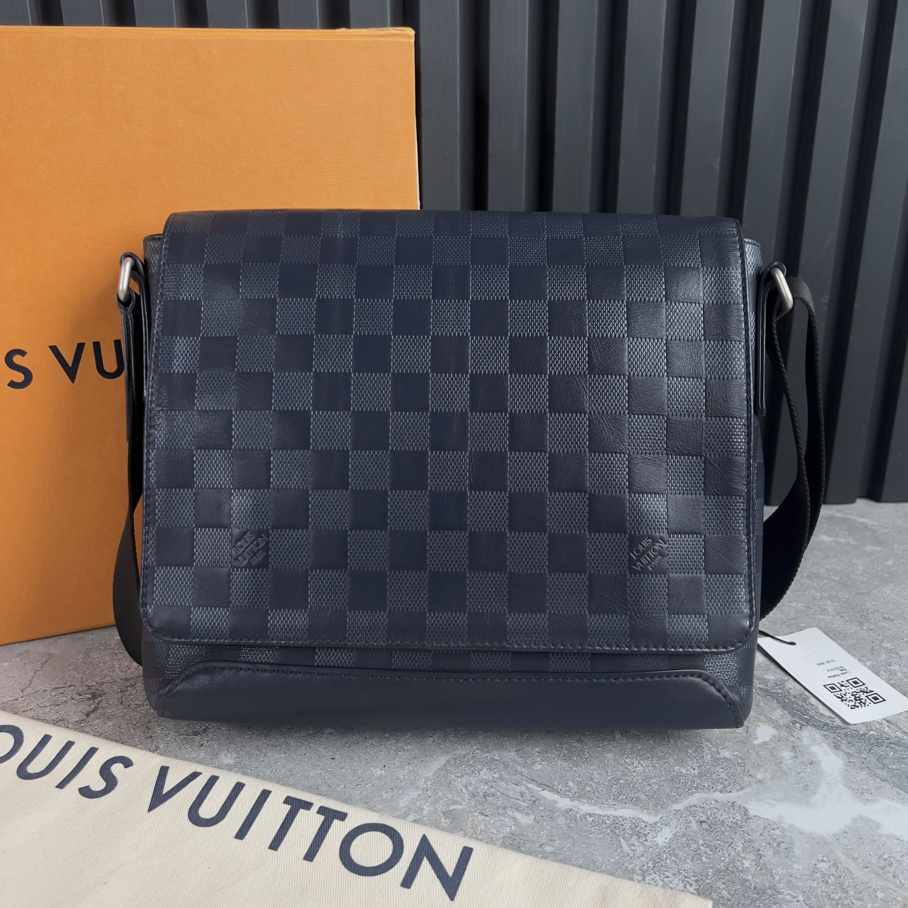 Louis Vuitton Louis Vuitton Damier Infini District Crossbody Messenger Bag Size ONE SIZE - 1 Thumbnail